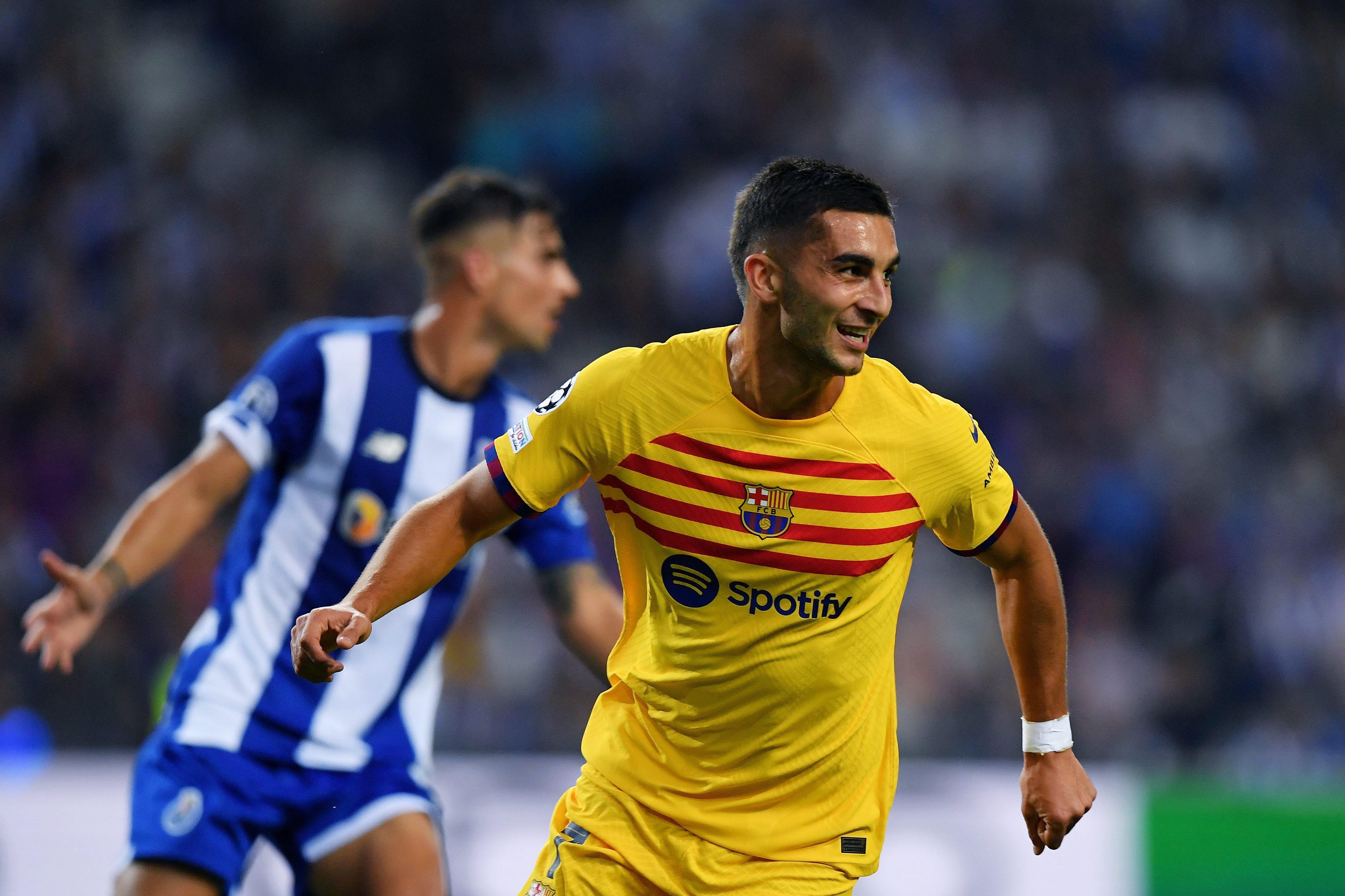 Ferran Torres celebra su gol en el Barcelona-Oporto. Fuente: Cordon Press