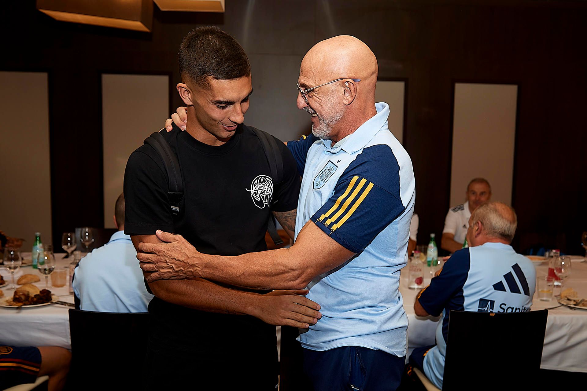  Ferran Torres se reencuentra con Luis de la Fuente en una concentración.