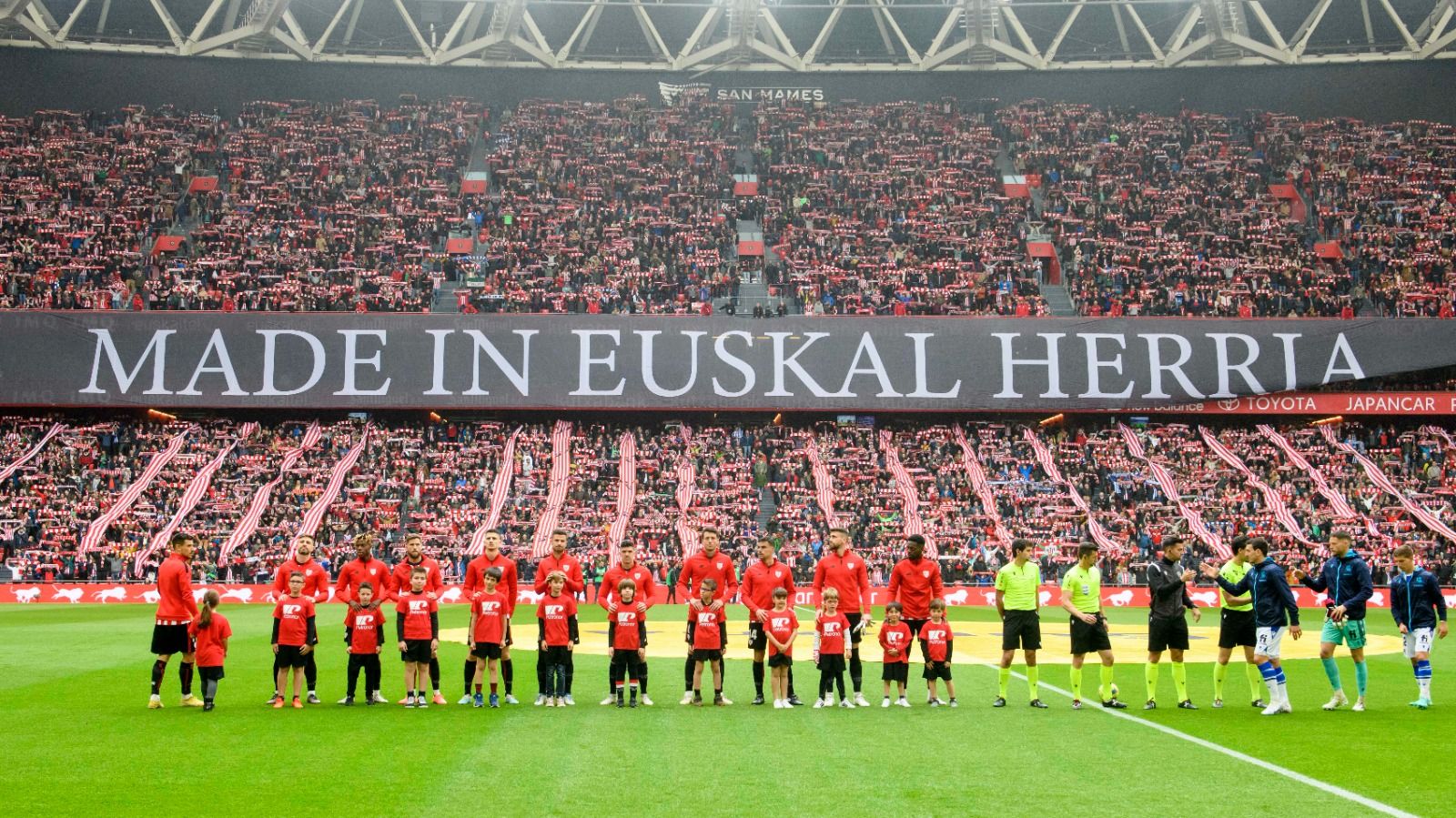  Tifo en un derbi ante la Real Sociedad jugado en San Mamés.