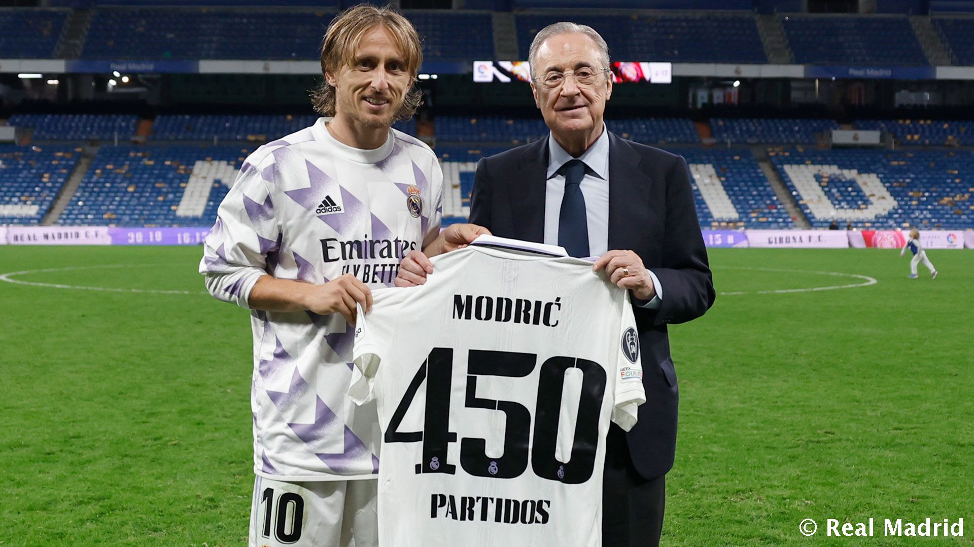  Florentino Pérez le entrega a Modric una camiseta por sus 450 partidos con el Real Madrid (Foto: R