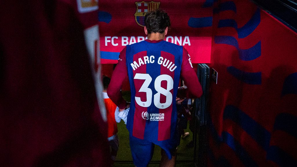  Marc Guiu volviendo a los vestuarios tras su gran noche