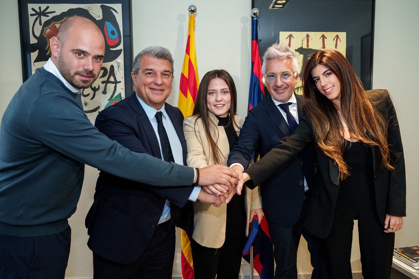  Carlota Planas junto a la directiva del FC Barcelona y la jugadora Claudia Pina.