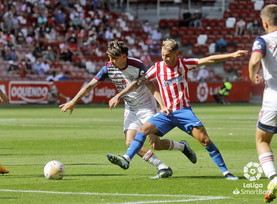  Fran Villalba pugna por hacerse con el esférico.