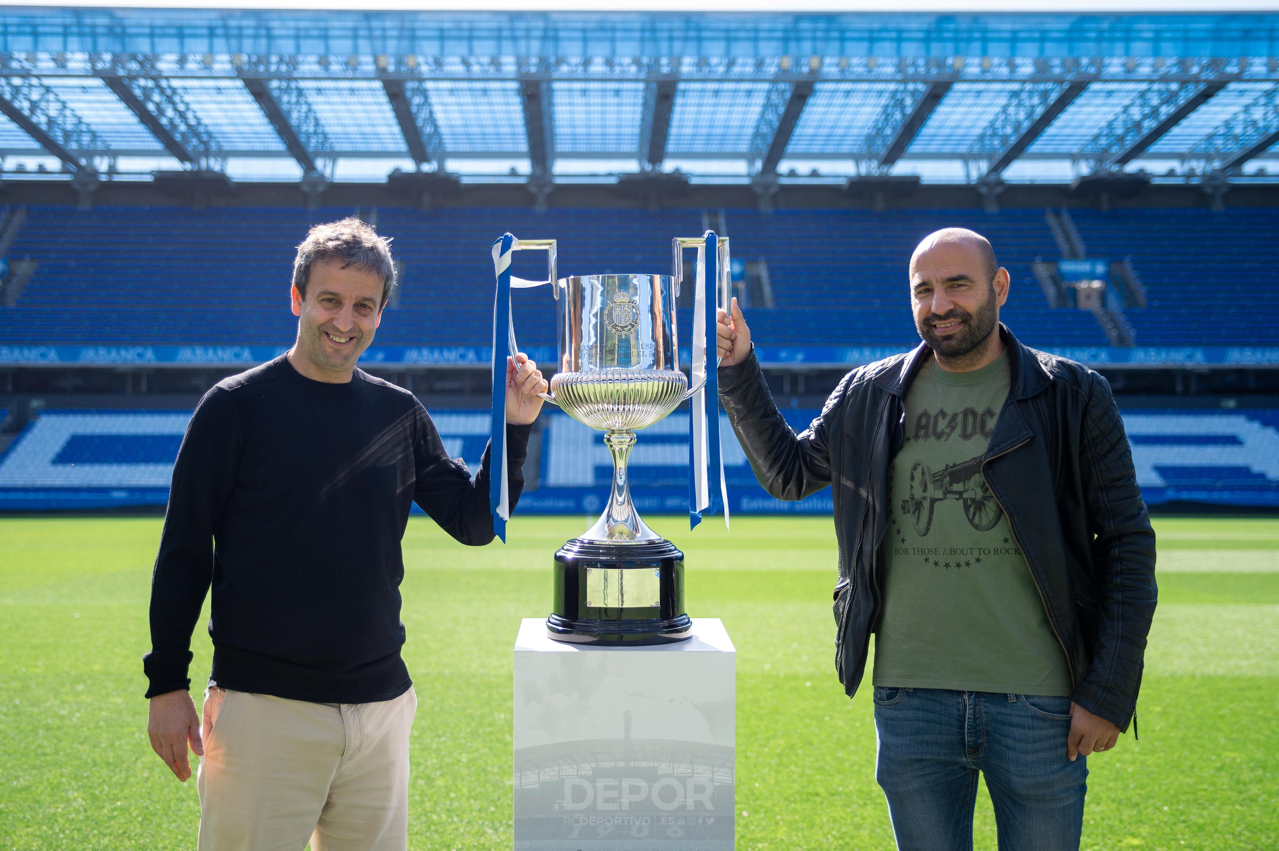 Fran y Manuel Pablo posando con la Copa del Rey del Centenariazo.
