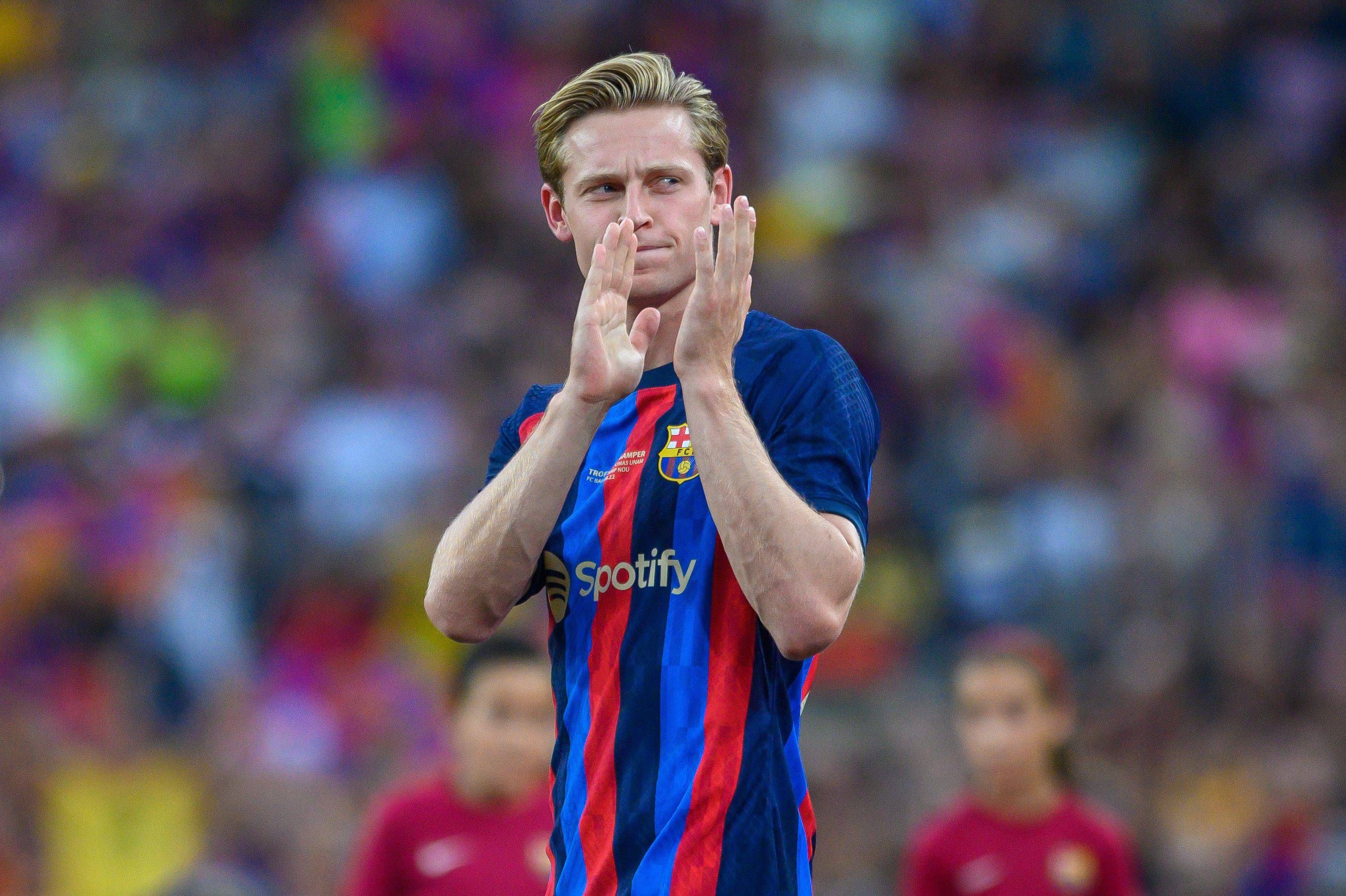 Frenkie de Jong saluda a la afición del Barça (Foto: Cordon Press). 