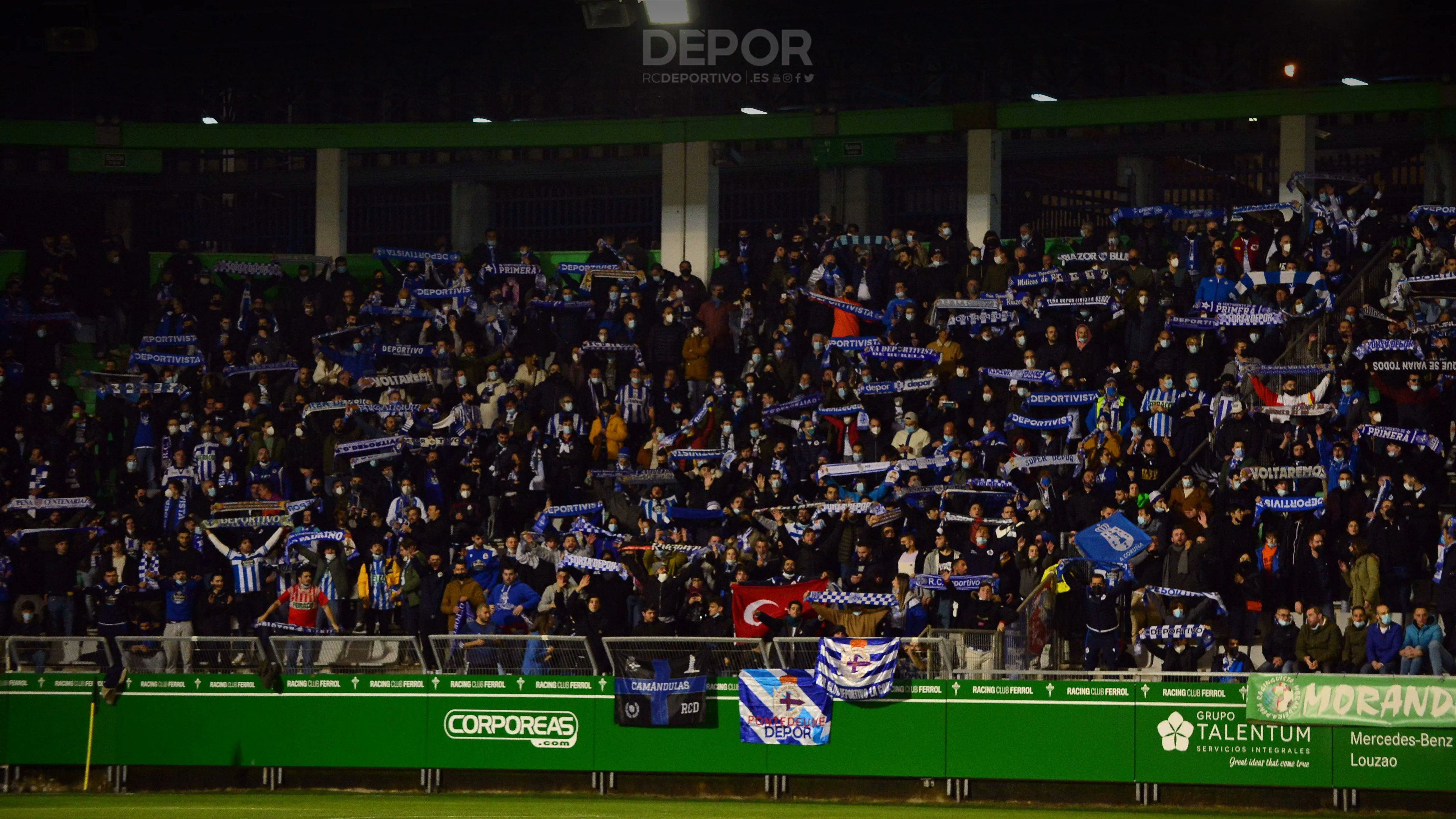 Aficionados del Deportivo ocupan la grada de A Malata