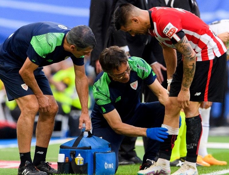  Los médicos atienden a Yuri Berchiche tras la dura entrada de Dani Carvajal en la visita del Athletic Club al Real Madrid.