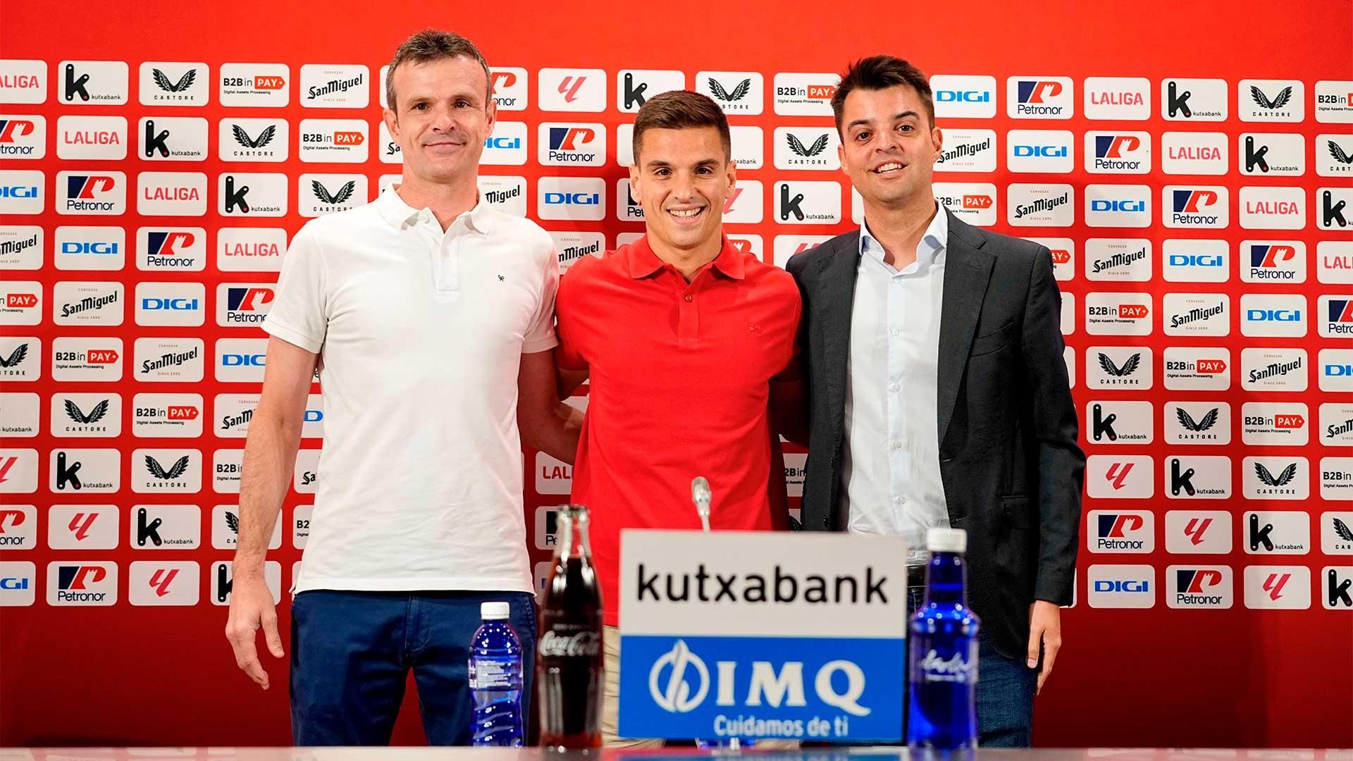  Ruiz de Galarreta posa con Jon Uriarte y Mikel González en San Mamés.