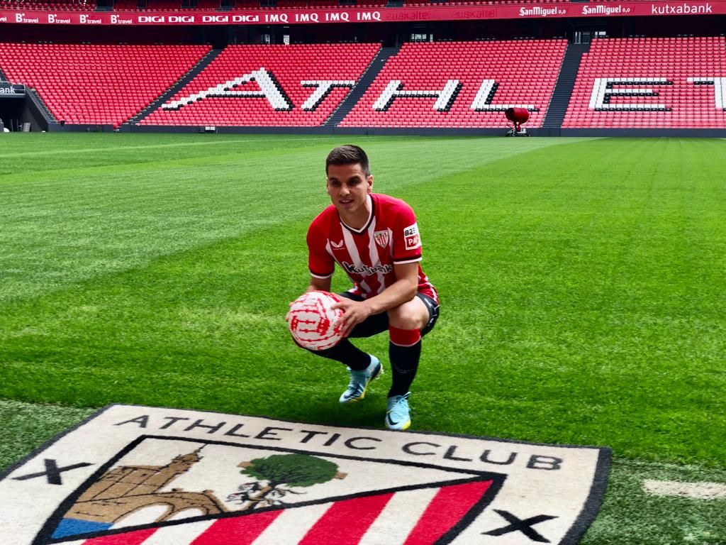  Iñigo Ruiz de Galarreta posaba en San Mamés con la camiseta del Athletic Club el día de su presentación.