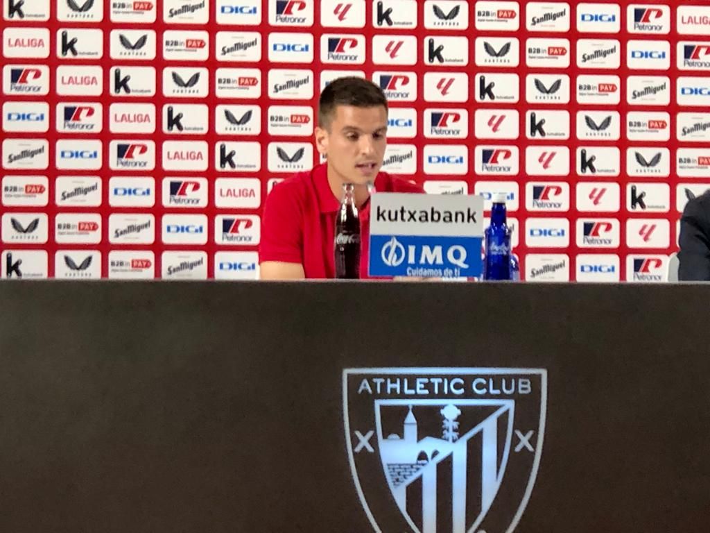  Iñigo Ruiz de Galarreta ha sido presentado por el Athletic Club en San Mamés (Foto. DMQ Bizkaia).