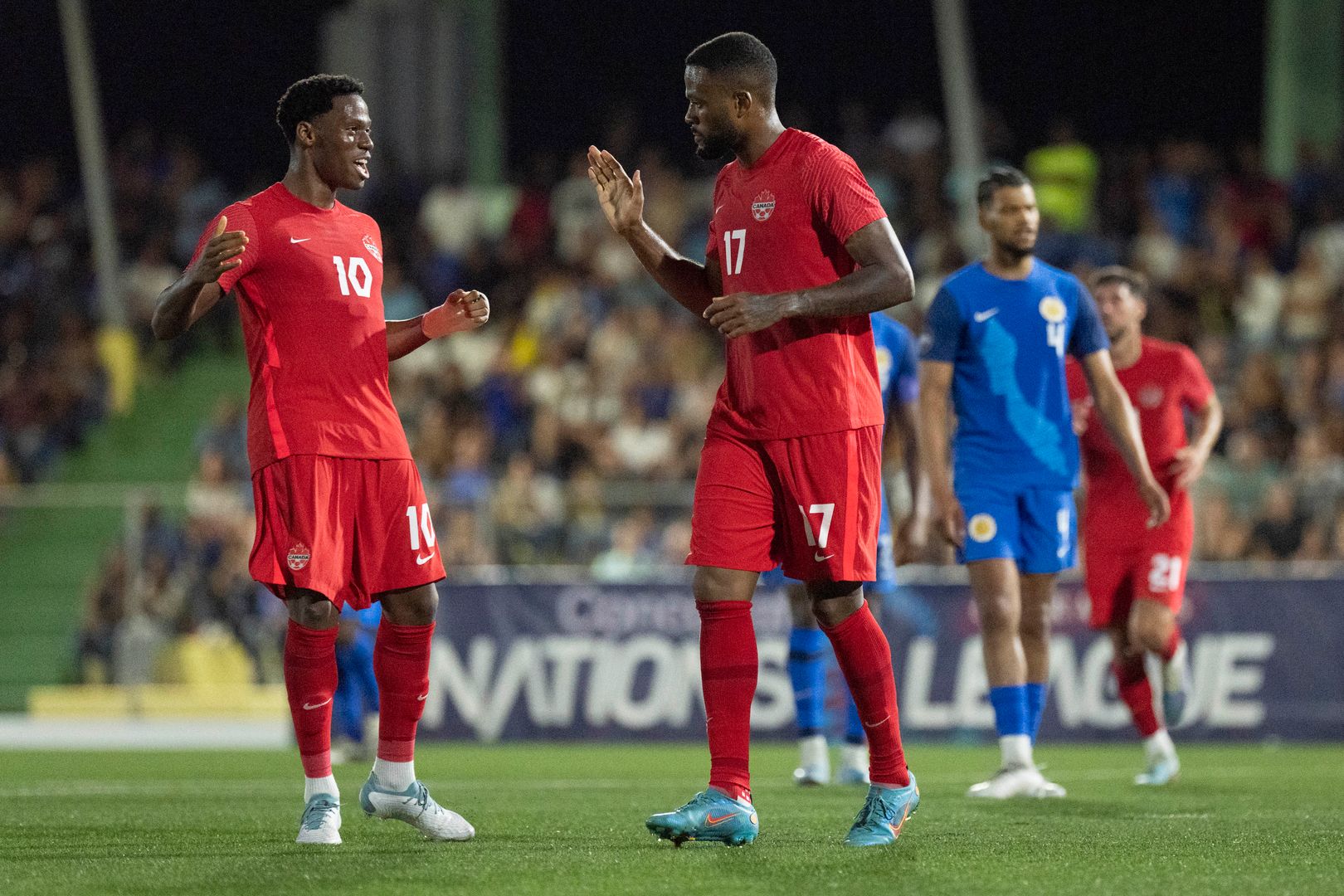 Larin celebra su gol con Canadá en Curazao.