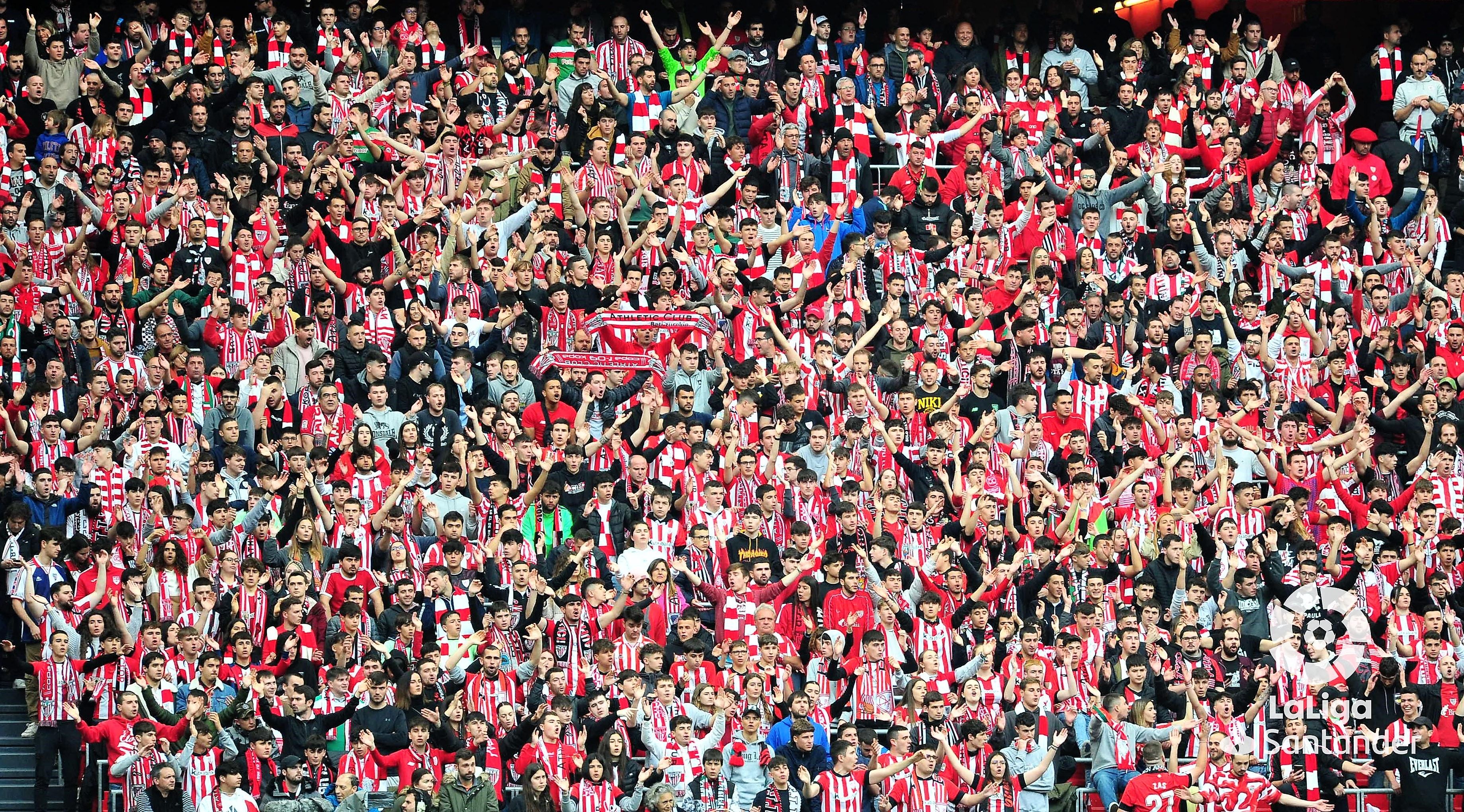  La grada a tope en un derbi del Athletic Club ante la Real Sociedad en San Mamés.