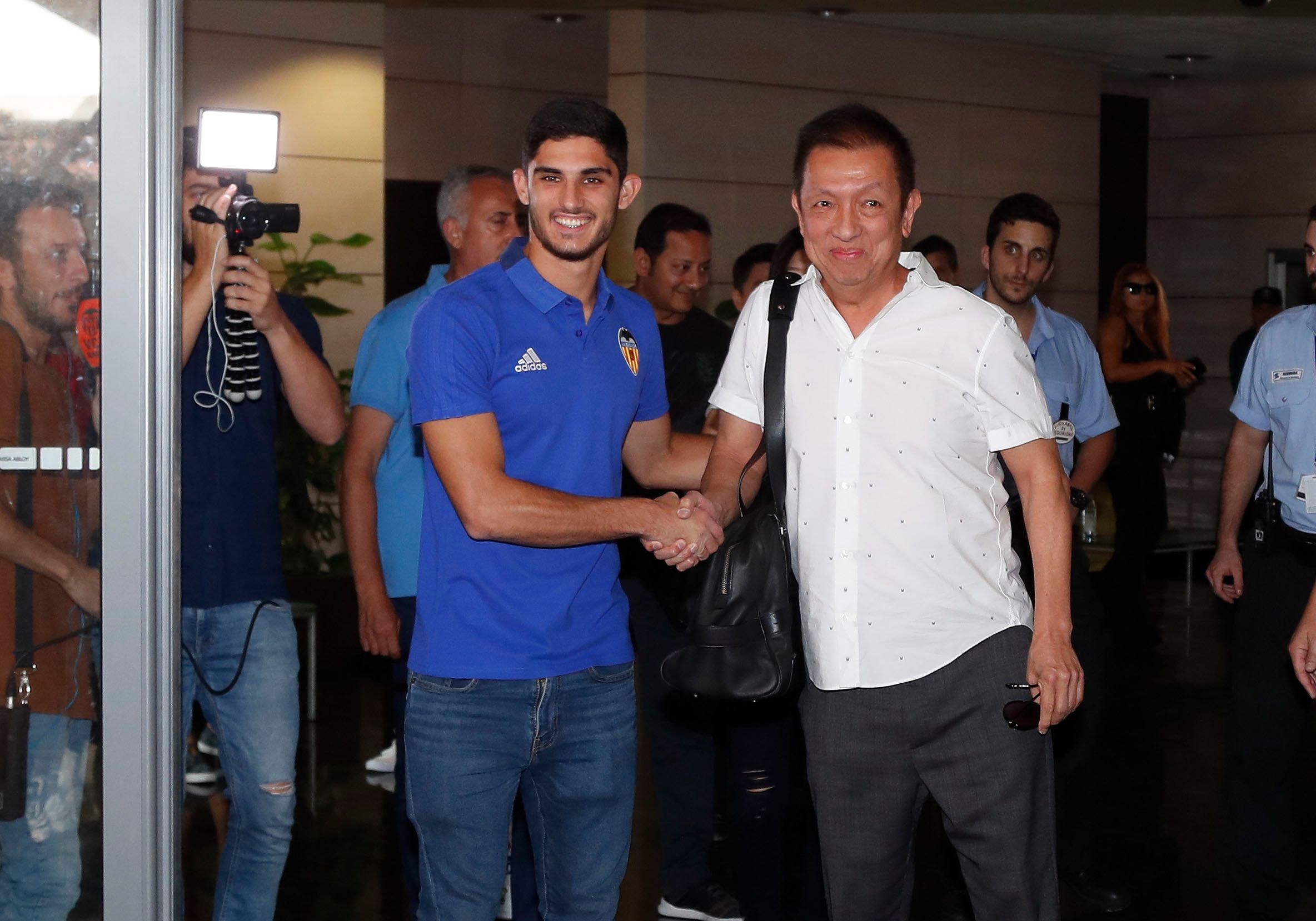 Guedes aterriza en Valencia junto a Peter Lim.
