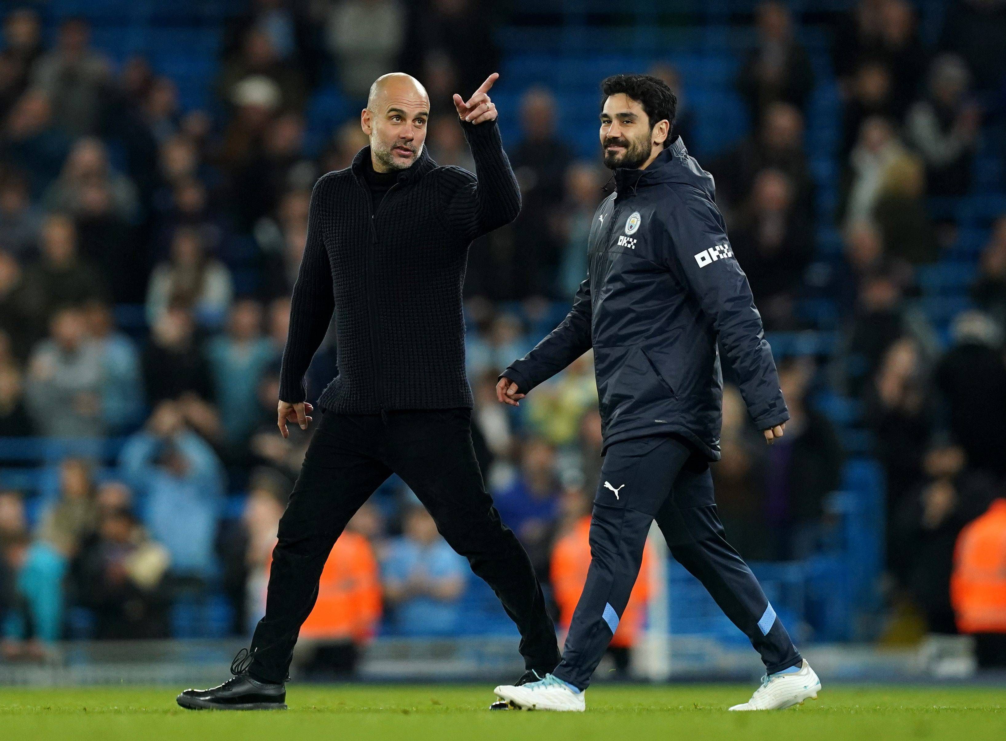  Ilkay Gündogan y Pep Guardiola, en un partido del Manchester City.