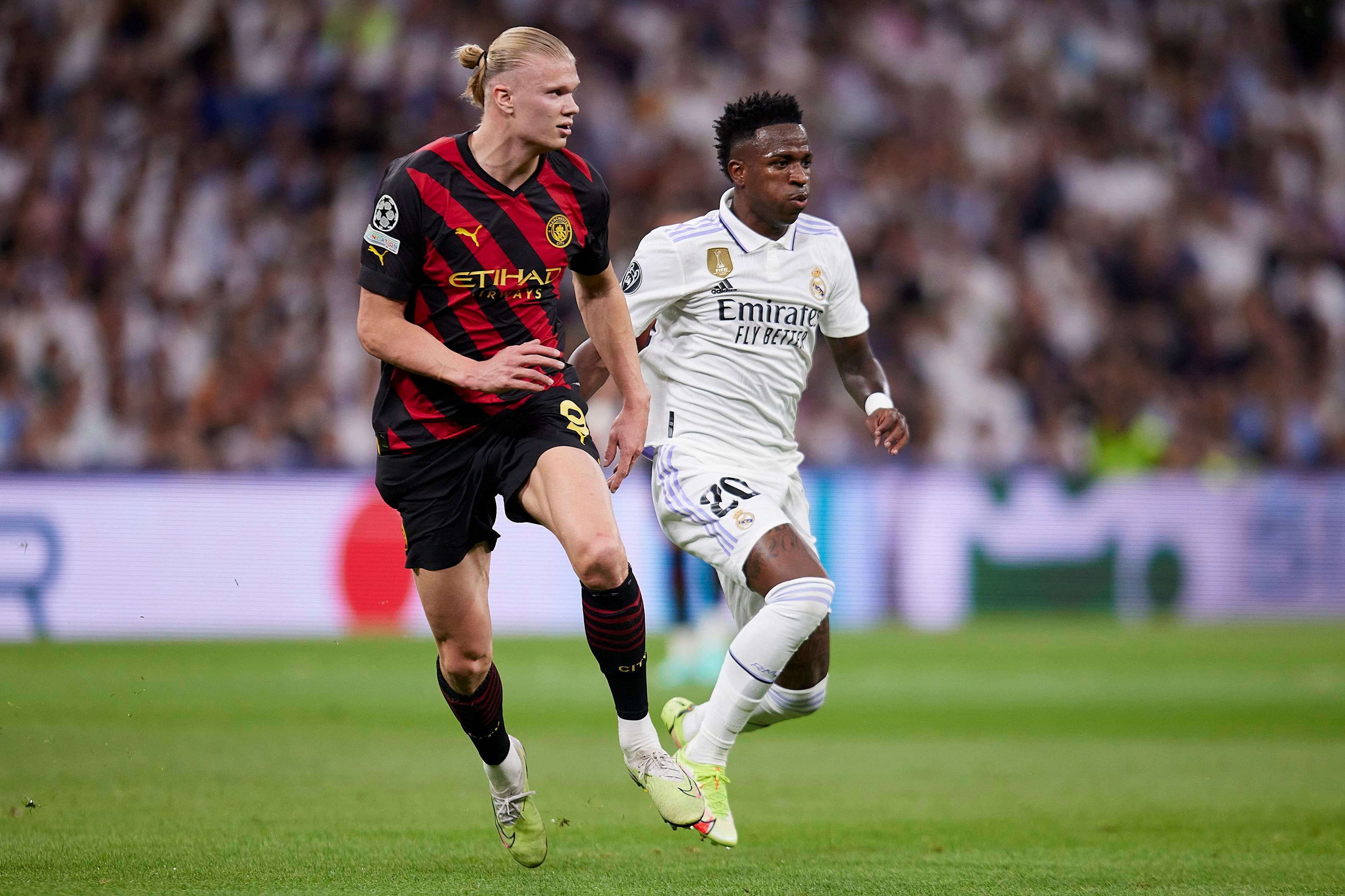  Haaland junto con Vinicius Jr en el Estadio Santiago Bernabéu.