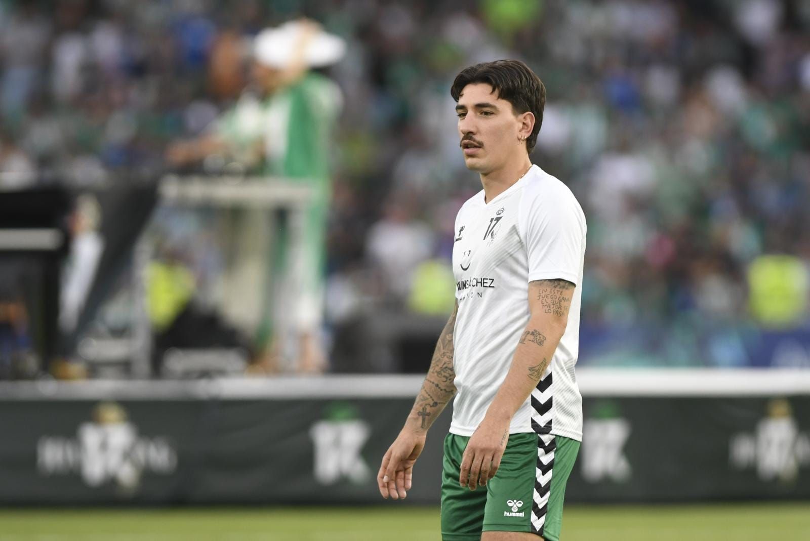 Héctor Bellerín, en el homenaje a Joaquín.jpeg