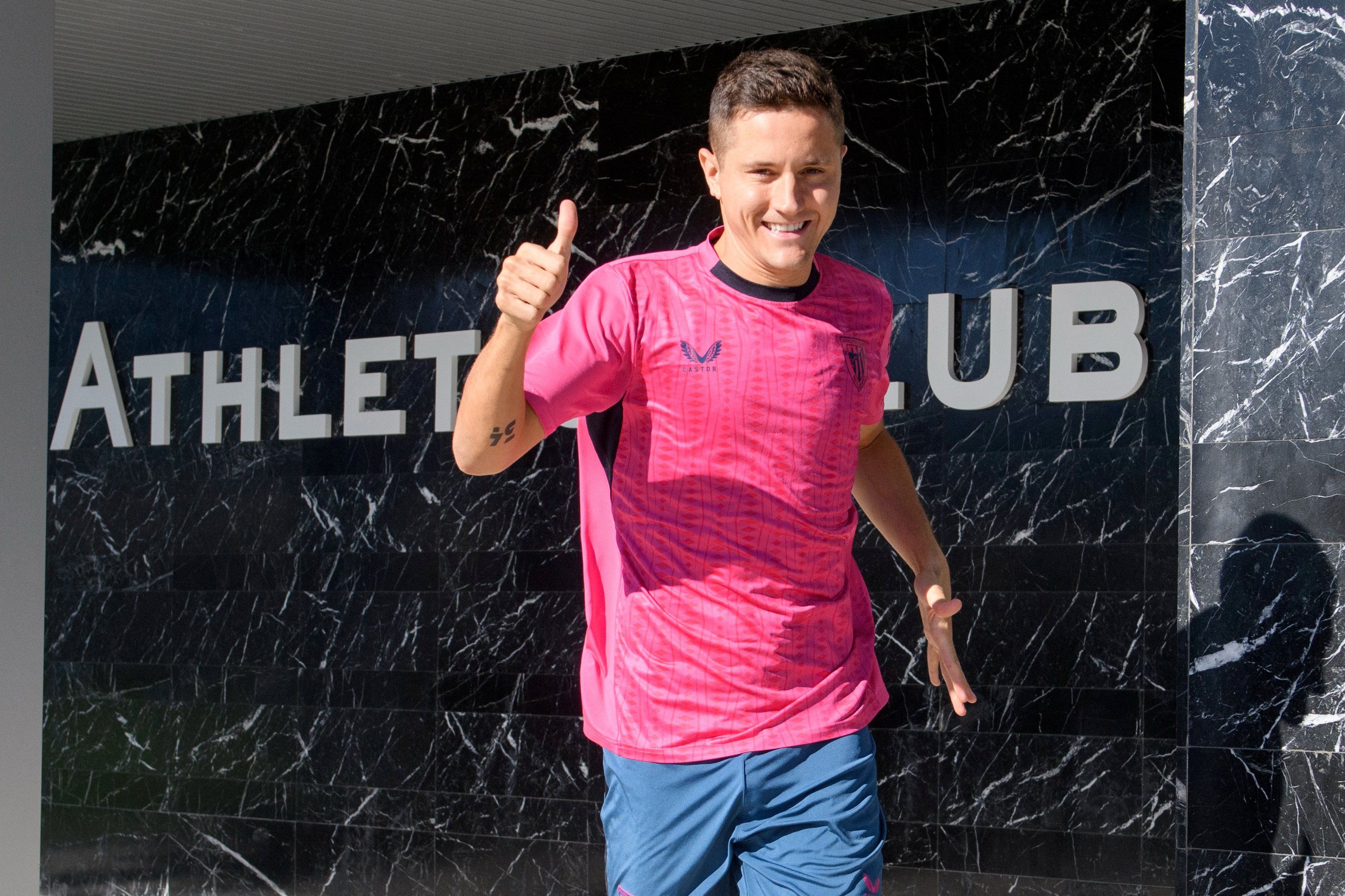  Gesto positivo del centrocampista Ander Herrera en Lezama.