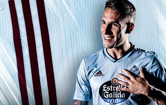Hugo Mallo posa con la primera equipación del Celta para la temporada 19/20 (Foto: RCCV).