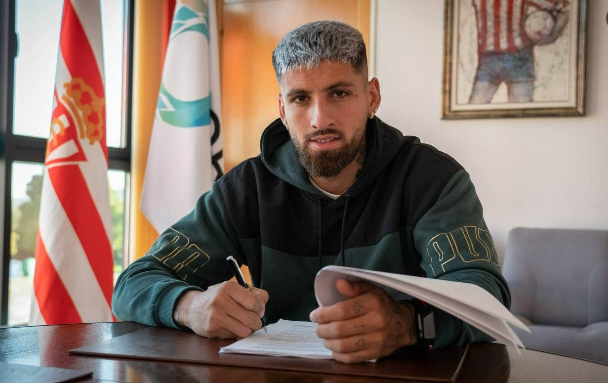  Ignacio Jeraldino firma su contrato con el Sporting.