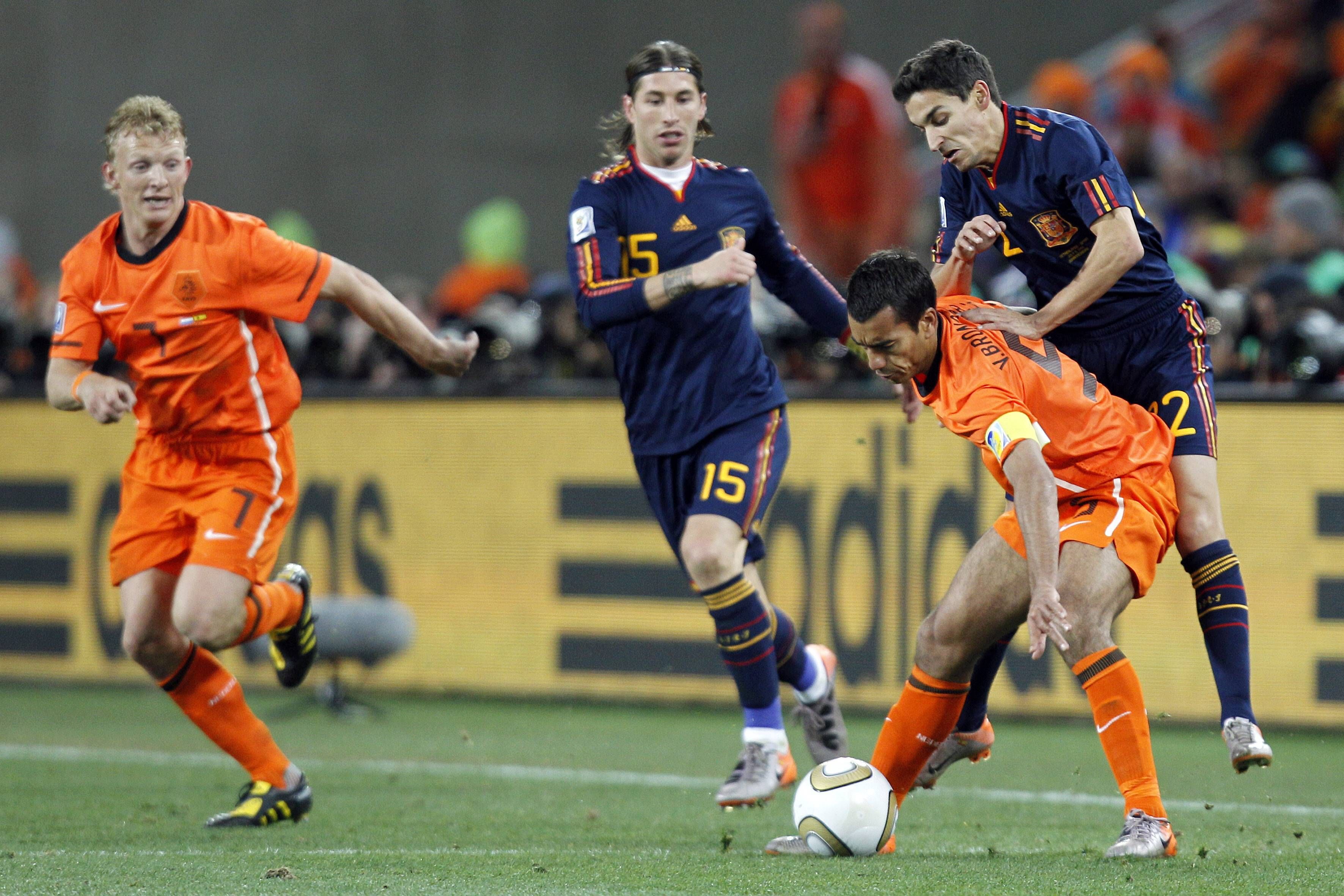 Sergio Ramos y Jesús Navas, en la final del Mundial de 2010.
