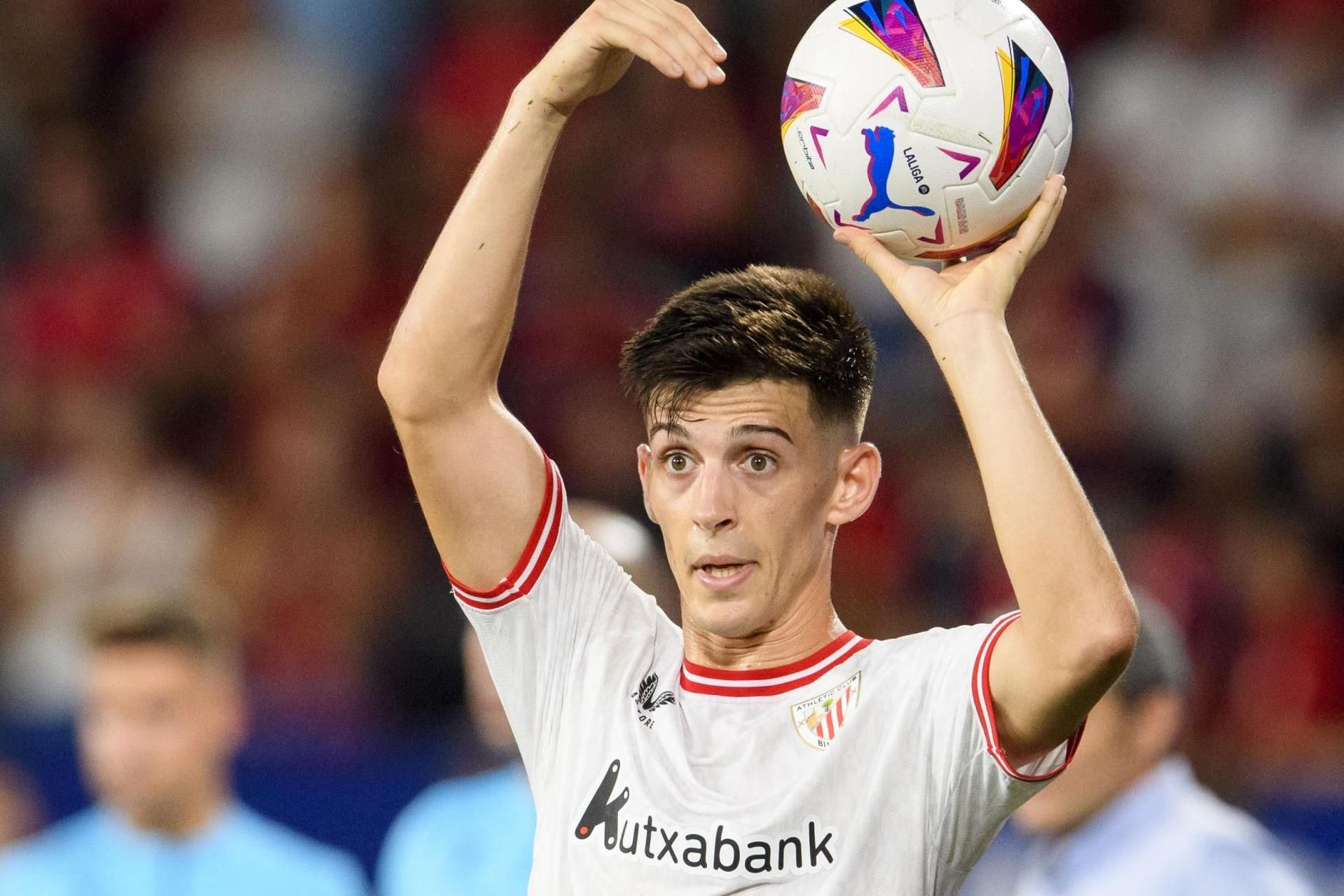  Imanol García de Albéniz saca de banda ante el CA Osasuna en El Sadar