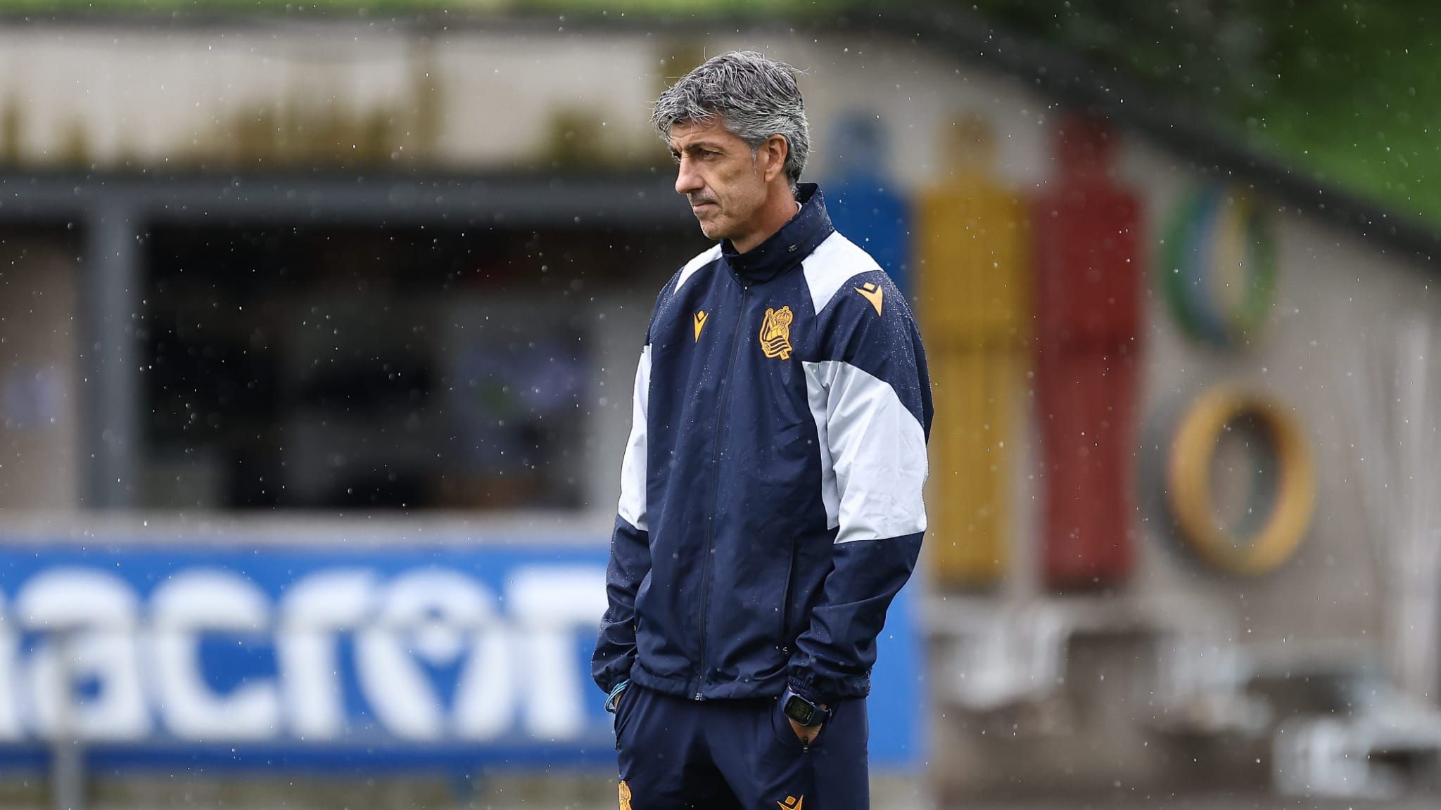  Imanol observa las evoluciones de sus jugadores en Zubieta.