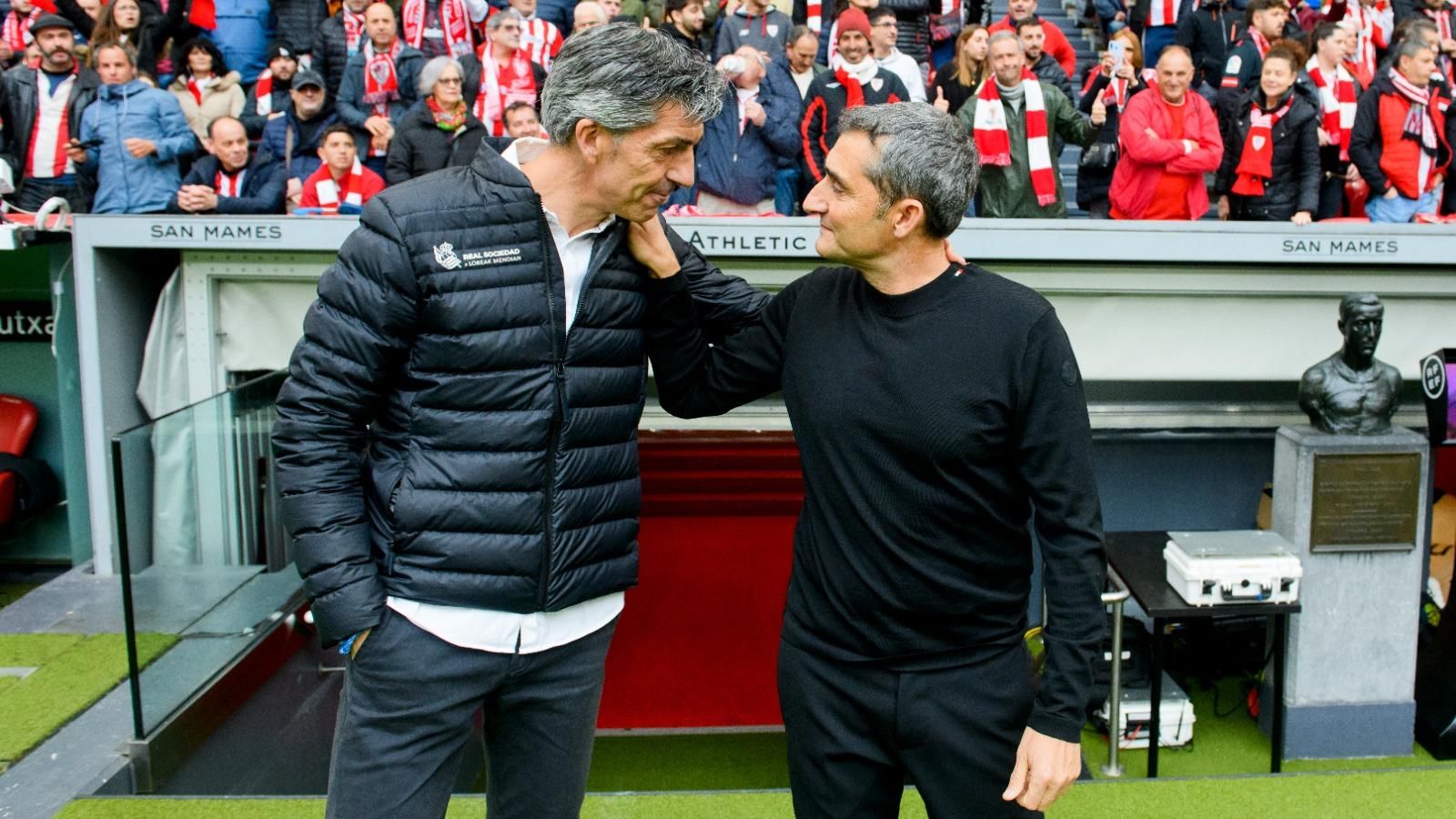 Imanol Alguacil y Ernesto Valverde se saludan antes de un derbi jugado en San Mamés.
