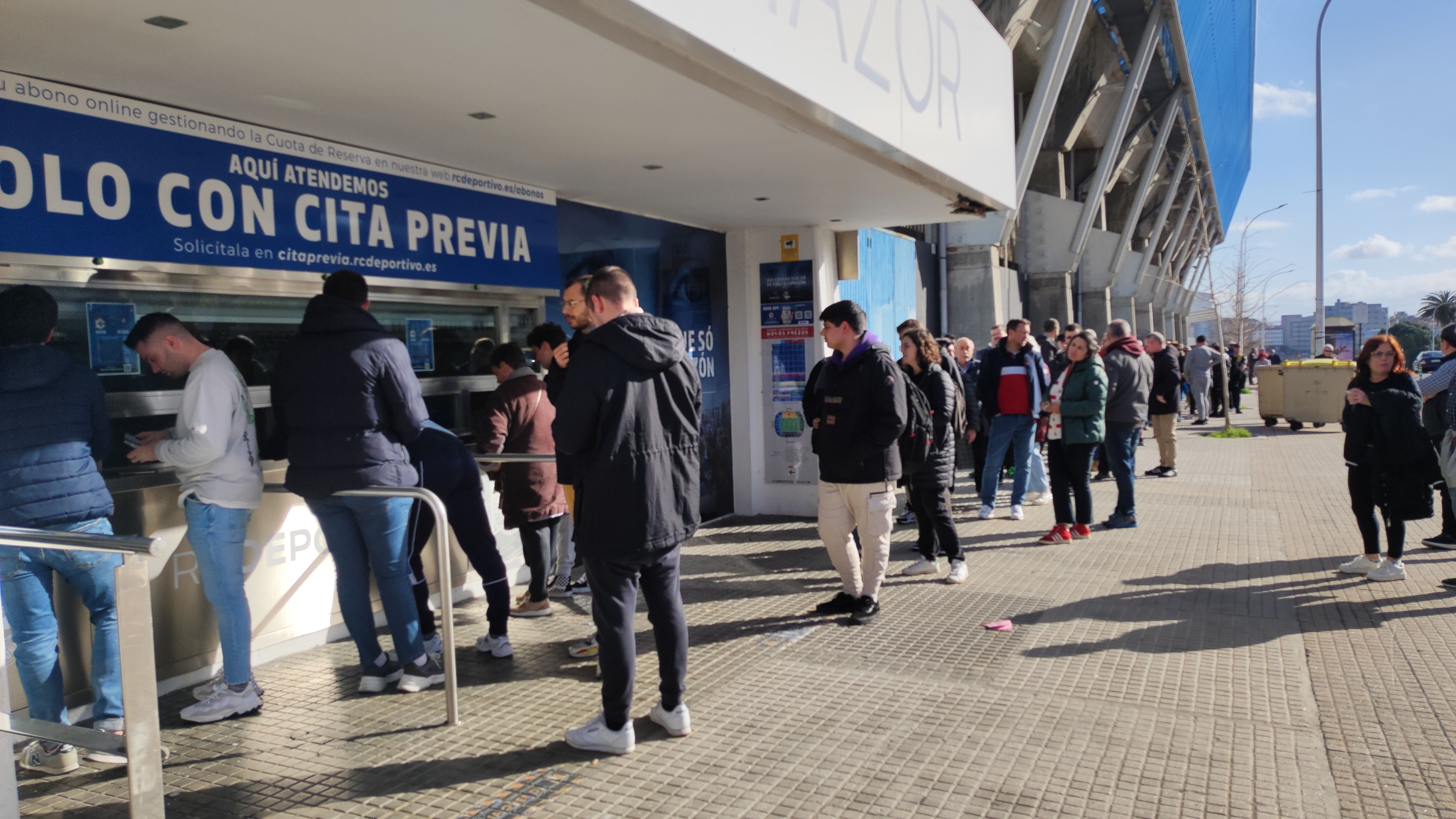 La afición del Dépor hace cola para conseguir una entrada para el Unionistas - Dépor