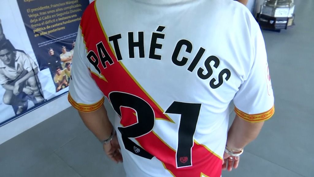 Carmen, la cadista que posa orgullosa con la camiseta que le ha regalado el centrocampista del Rayo.