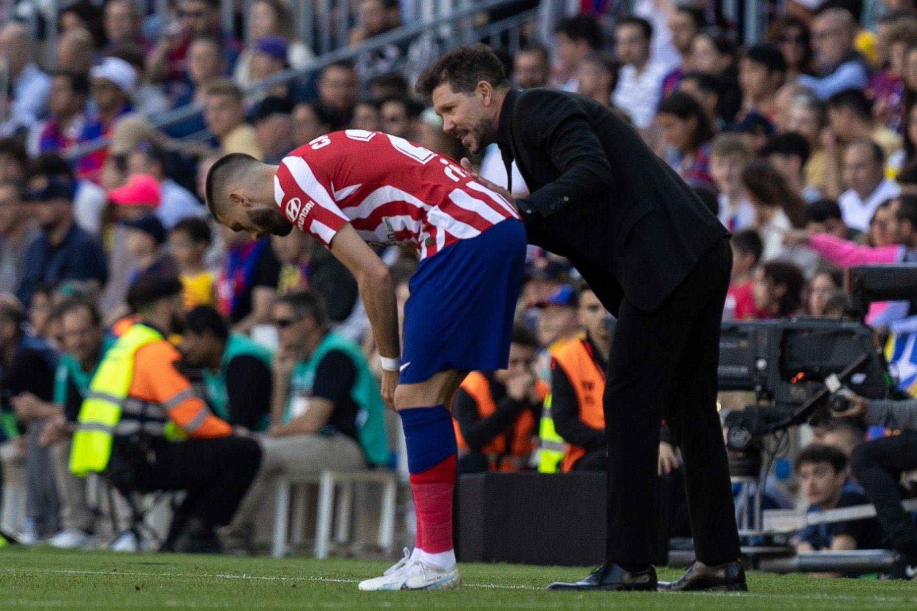 Simeone da instrucciones a Carrasco en el Camp Nou.