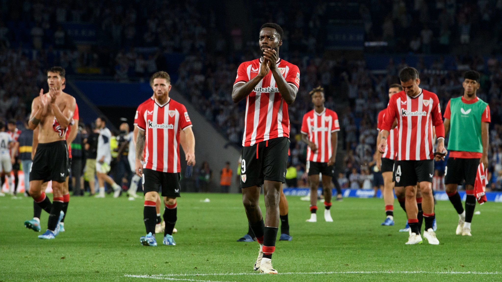 Iñaki Williams, Iker Muniain y demás leones aplauden a la afición zurigorri en Anoeta.