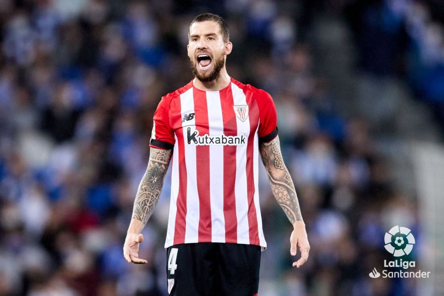  Iñigo Martínez, en el derbi ante la Real Sociedad.