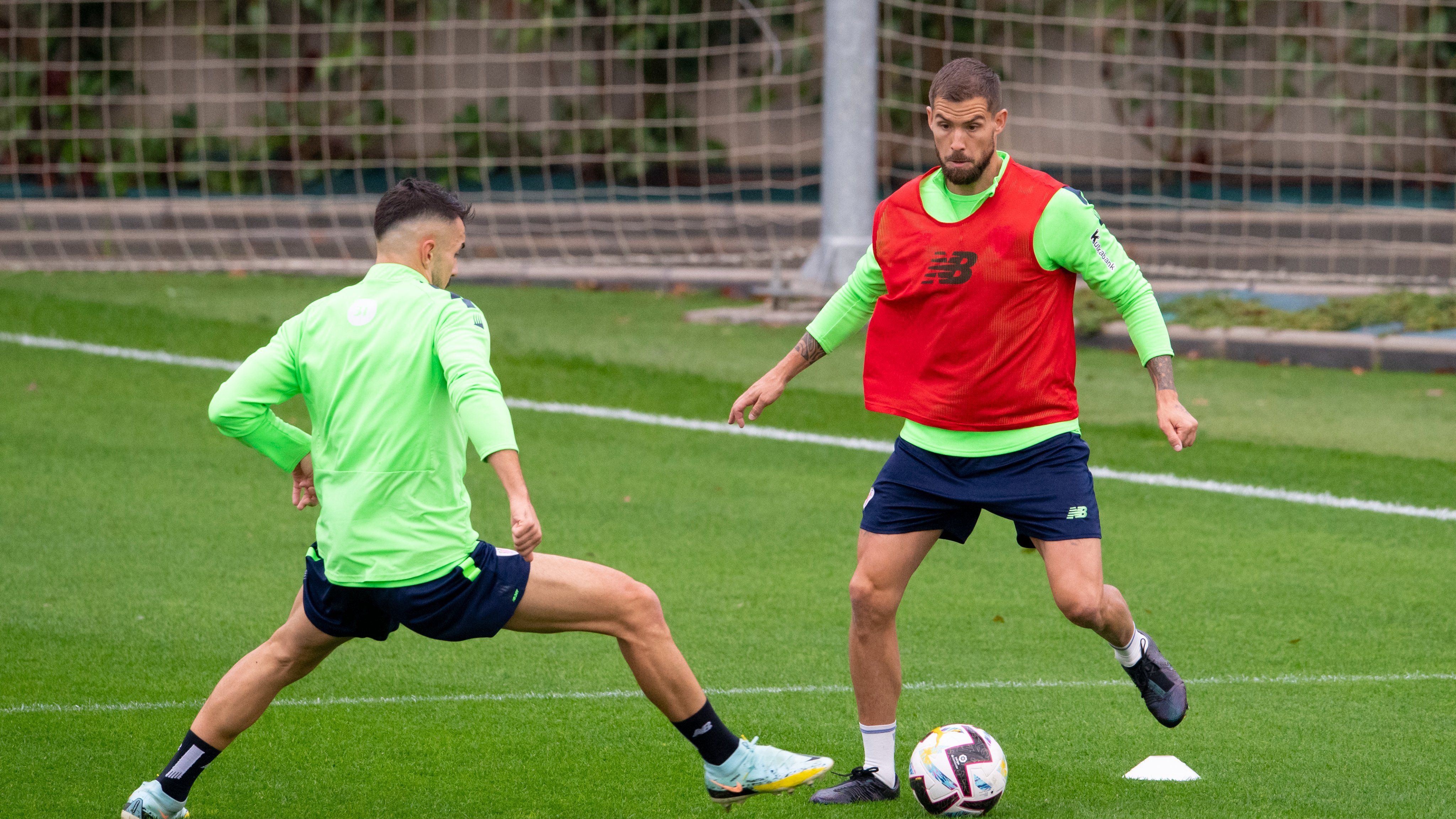  El central Iñigo Martínez la juega en un entrenamiento en Lezama.