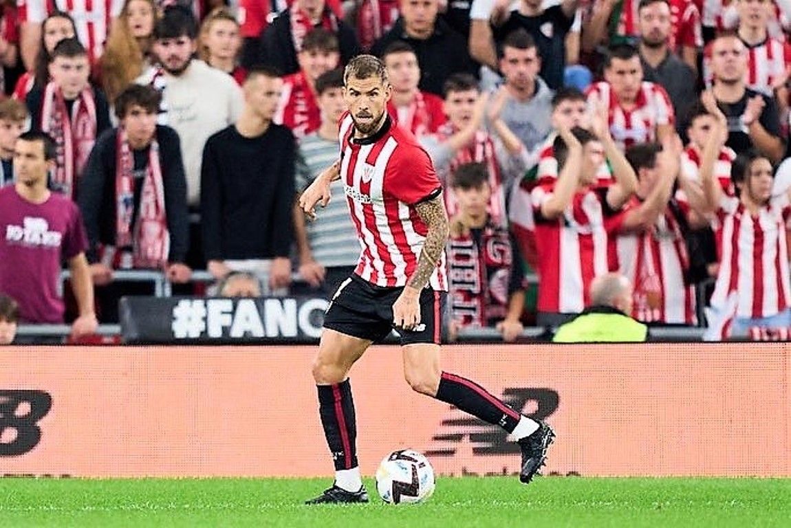  Iñigo Martínez la lleva frente al Almería en San Mamés.