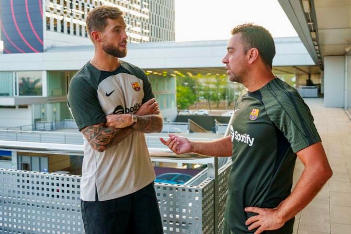 Charla entre Xavi Hernández e Iñigo Martínez tras fichar por el FC Barcelona.