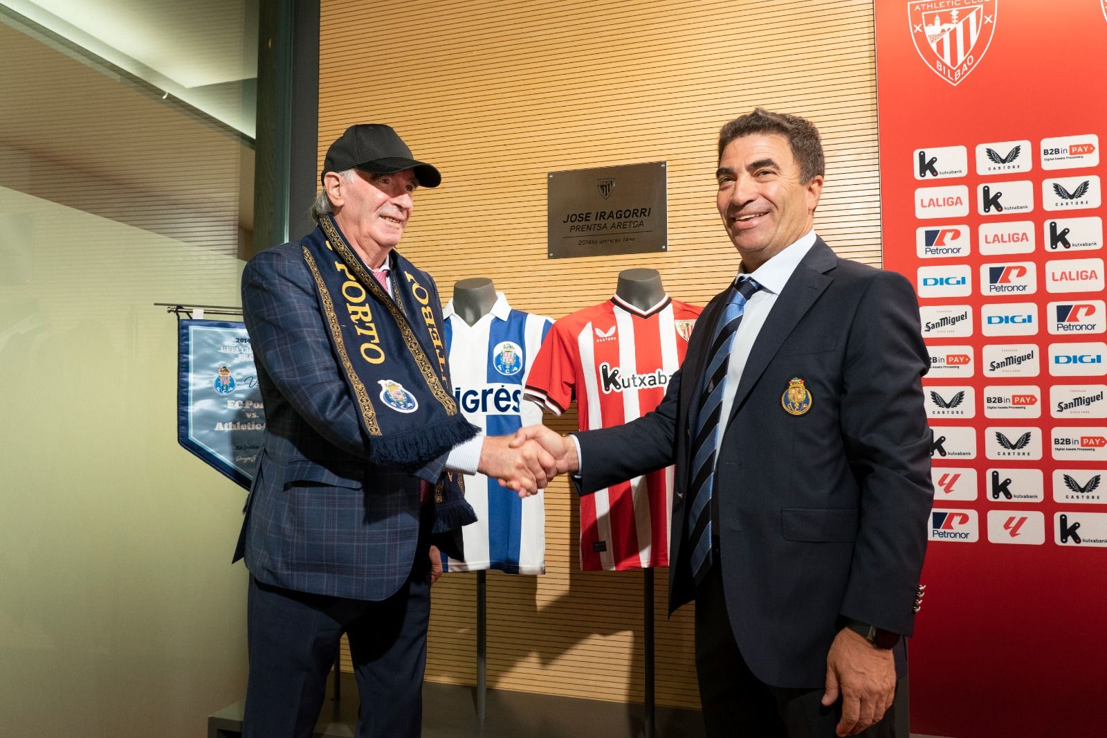  João Pinto, premio 'One Club Man' 2023 del Athletic Club, se saluda con el 'Txopo' Ángel Iribar en San Mamés.
