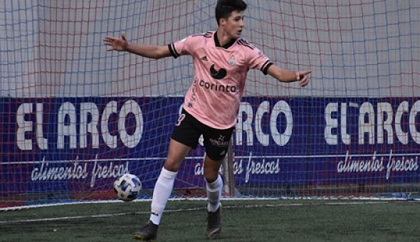 Javier Martón, en su etapa de delantero del CD Covadonga, ahora militará en el Athletic Club