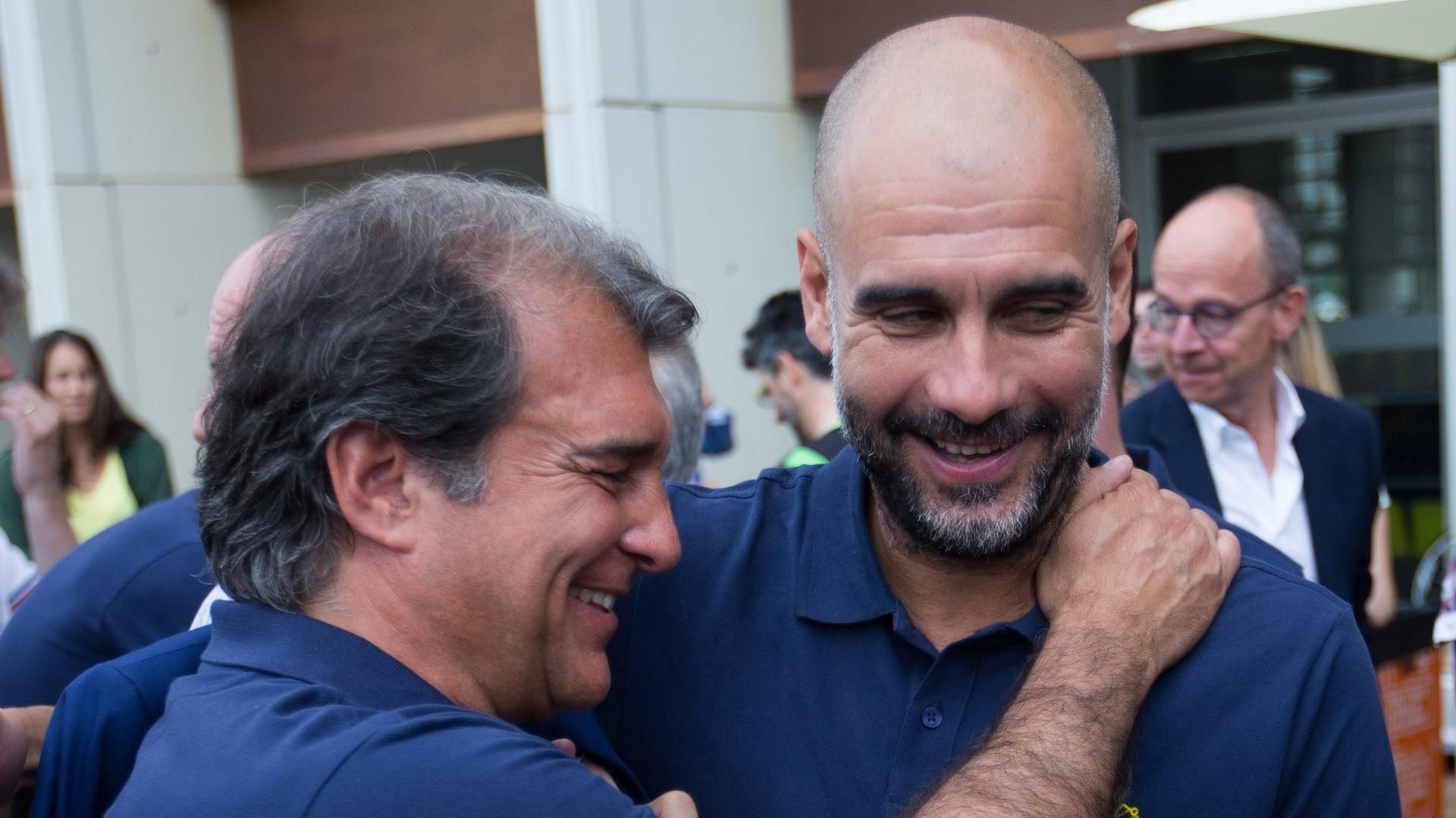Joan Laporta se abraza a Pep Guardiola (Foto: EFE).