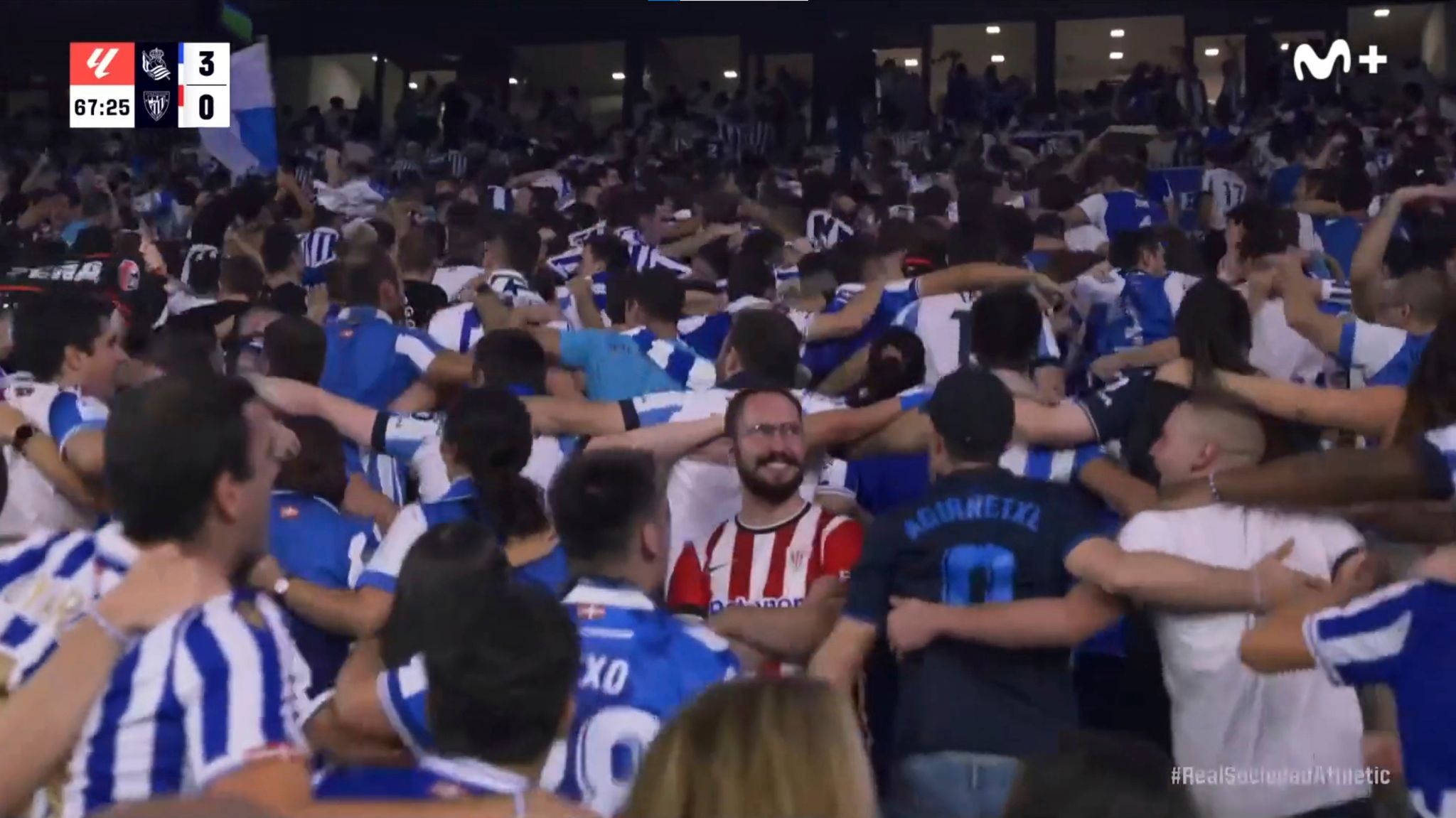  Jon Azanza, aficionado del Athletic, en mitad de toda la afición de la Real Sociedad (DAZN)