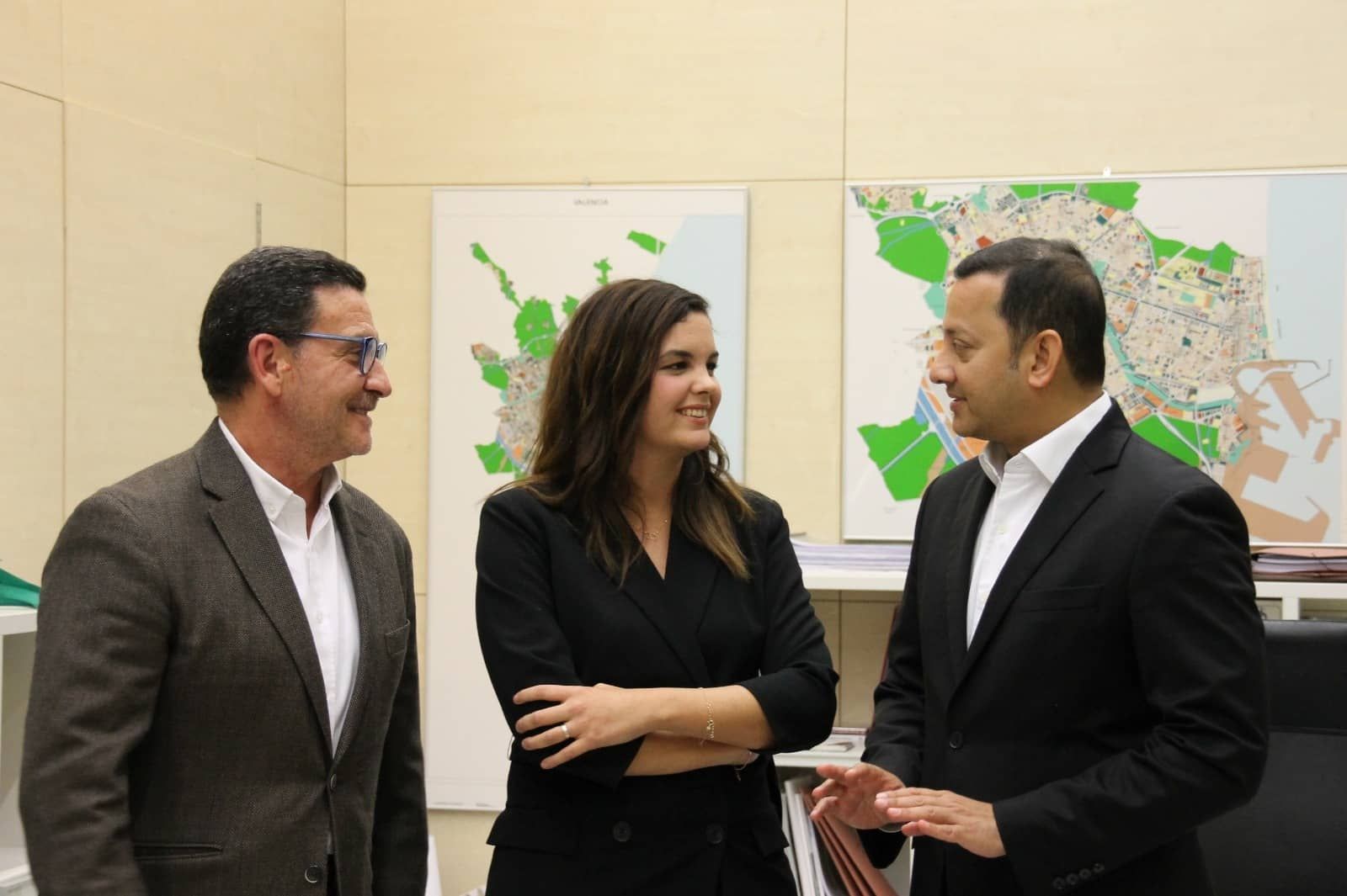 José Luis Zaragosí y Anil Murthy flanquean a Sandra Gómez