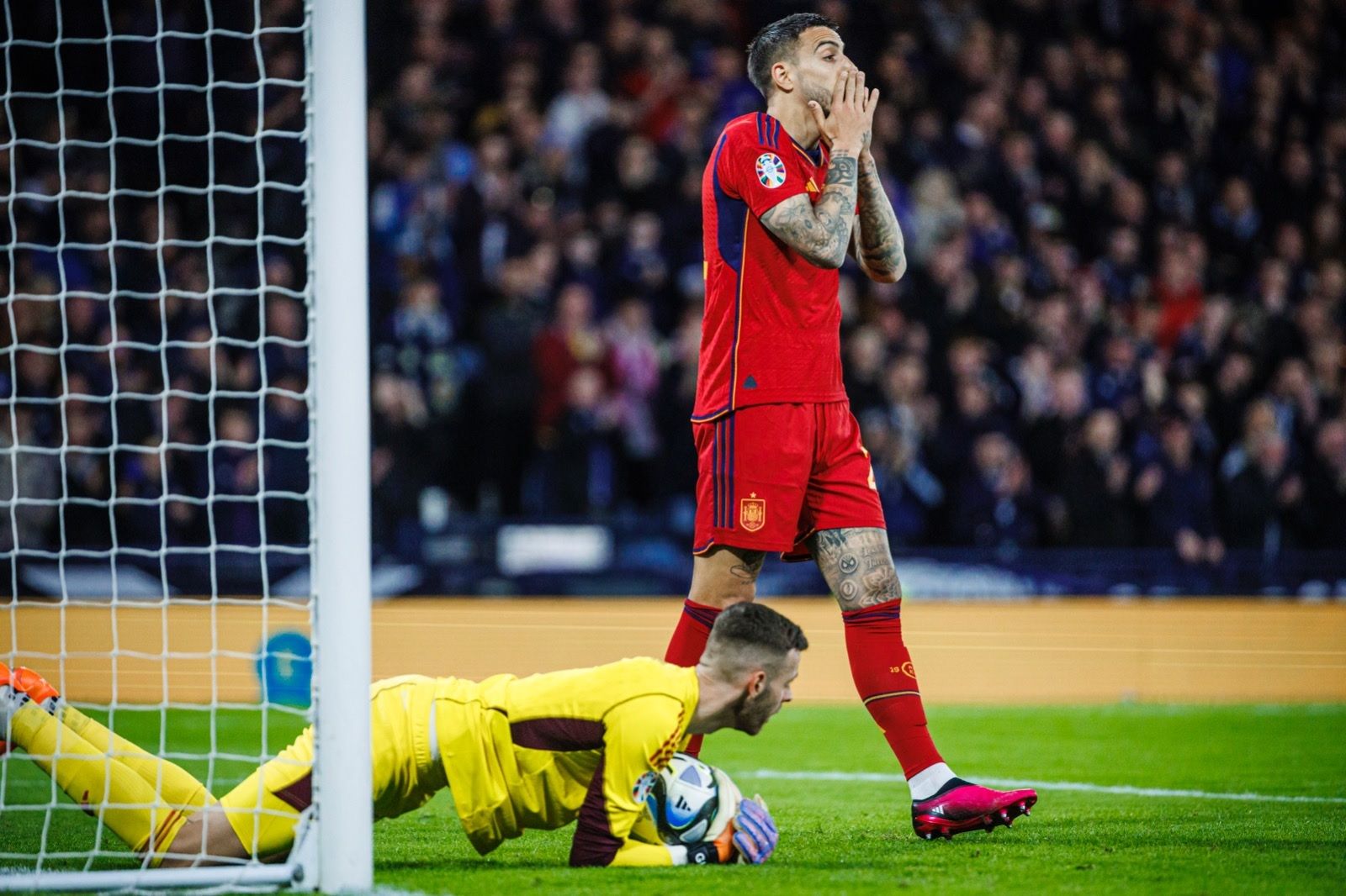  Joselu se lamenta de una ocasión en el Escocia-España.