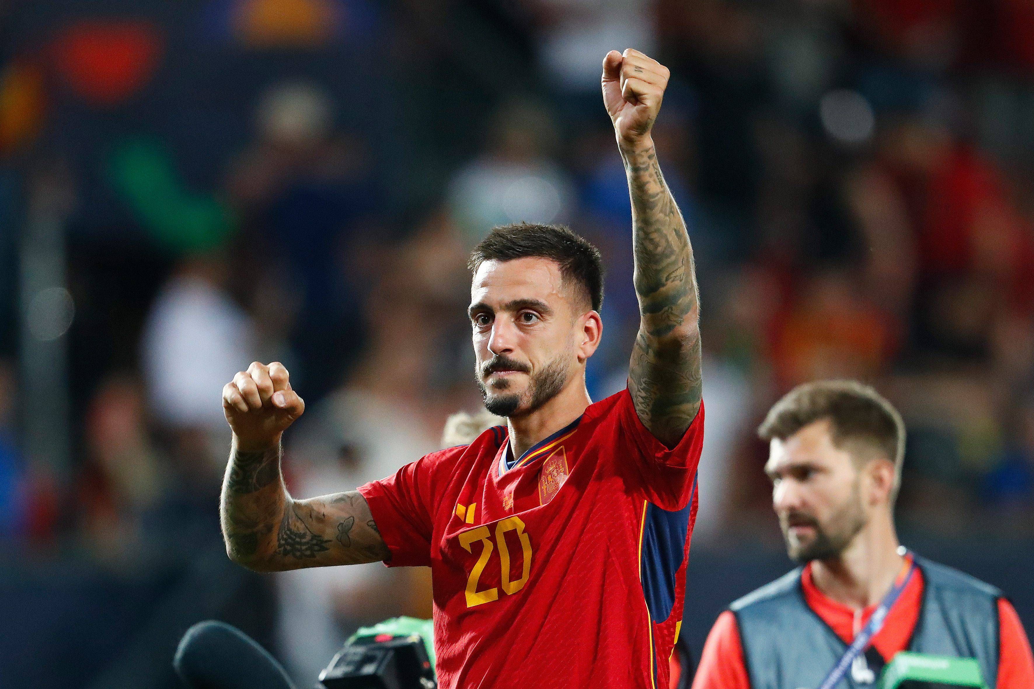 Joselu Mato celebra un gol con la selección española.