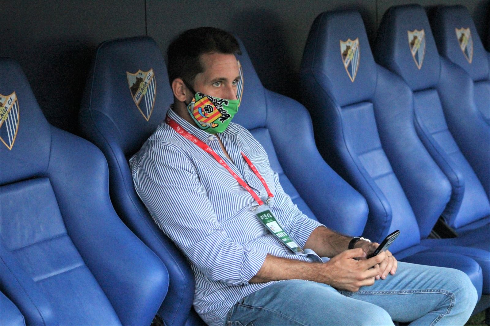 Juan Giménez observando un partido del Cornellá