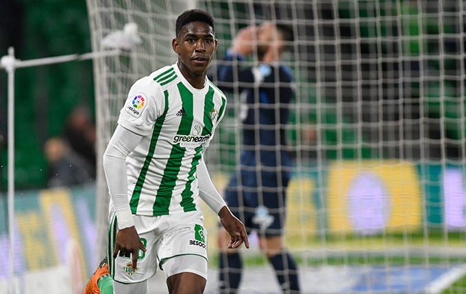 Junior Firpo celebra un gol con el Betis.