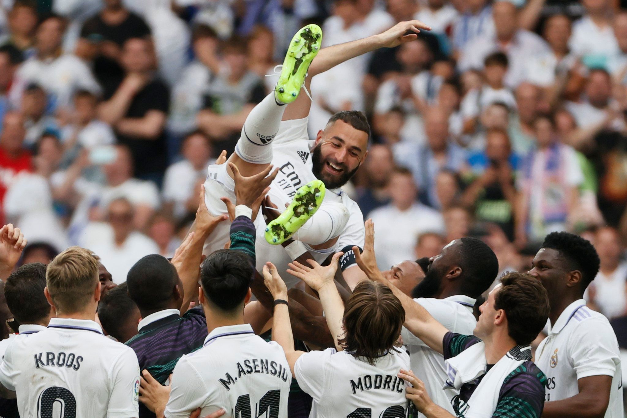 Karim Benzema, manteado por los jugadores del Real Madrid.