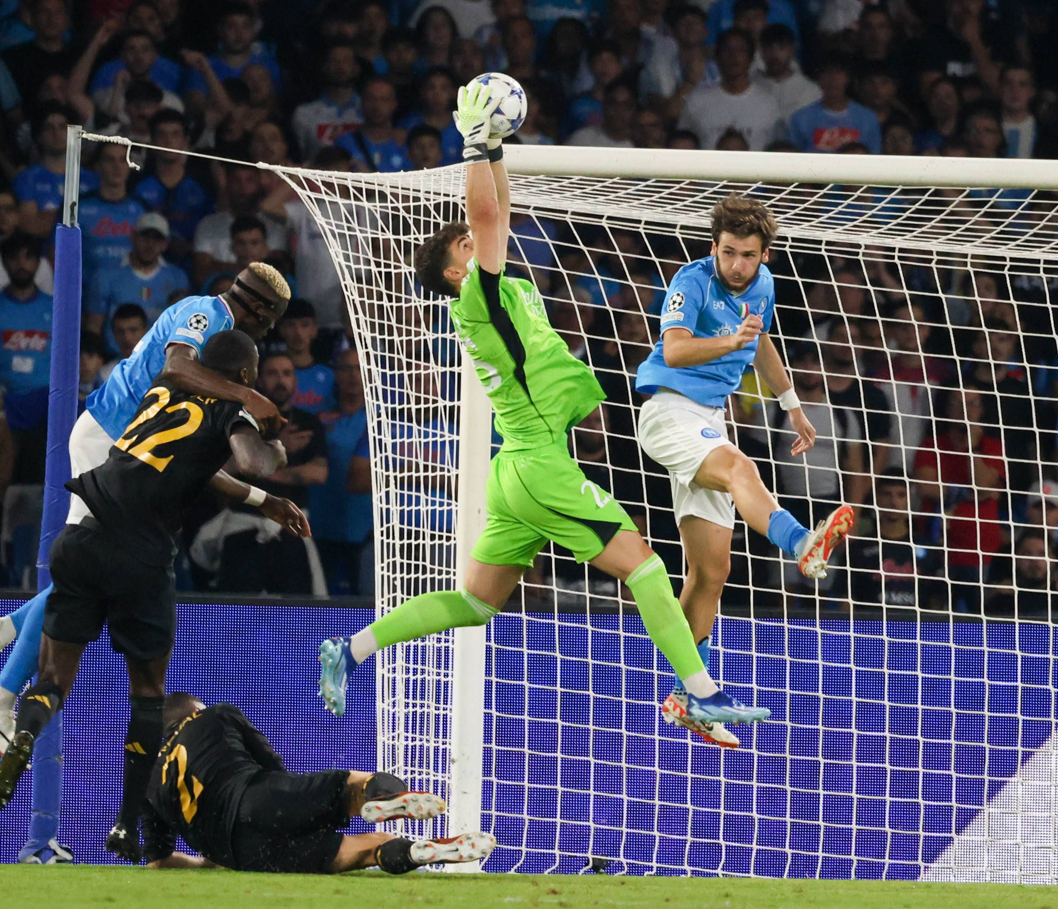  Kepa gana un balón aéreo en el Nápoles-Real Madrid.