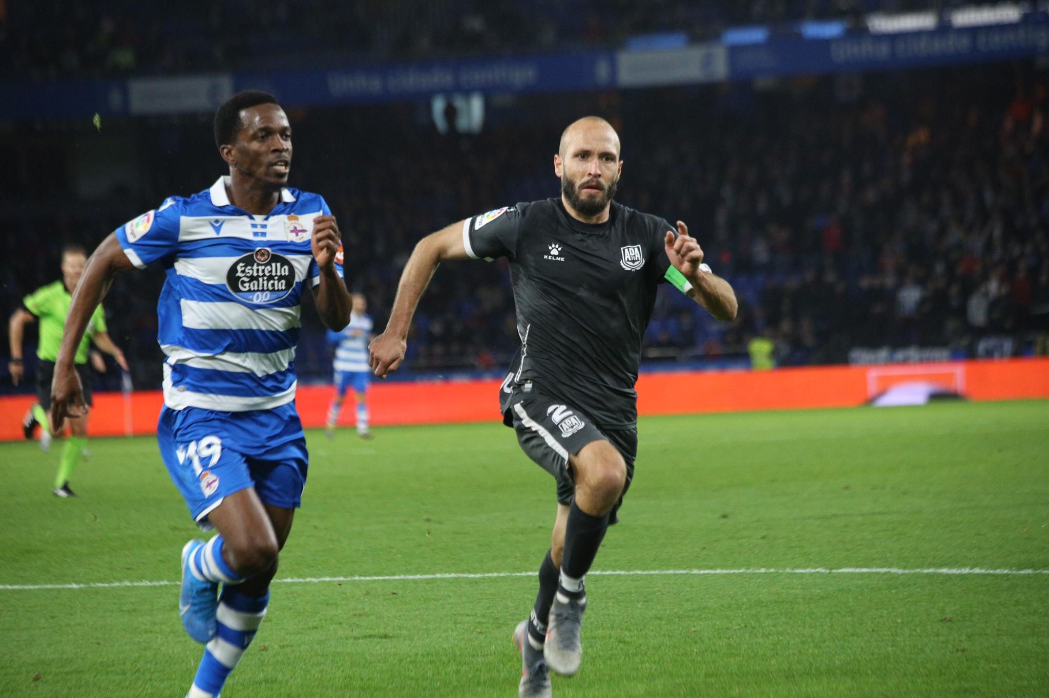 Koné y Laure pugnan por un balón en un Dépor-Alcorcón.