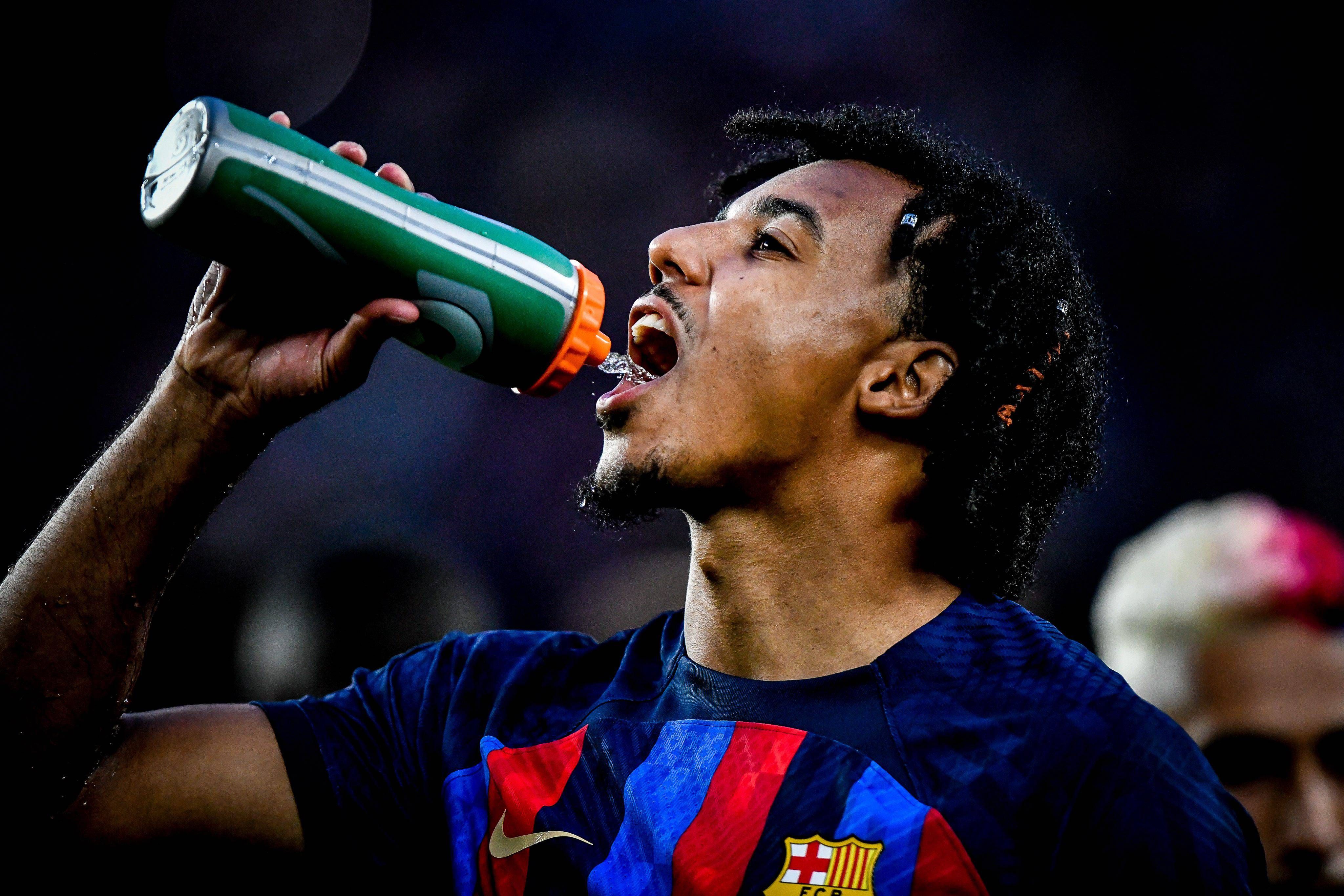  Jules Koundé bebe agua en un partido del Barcelona.