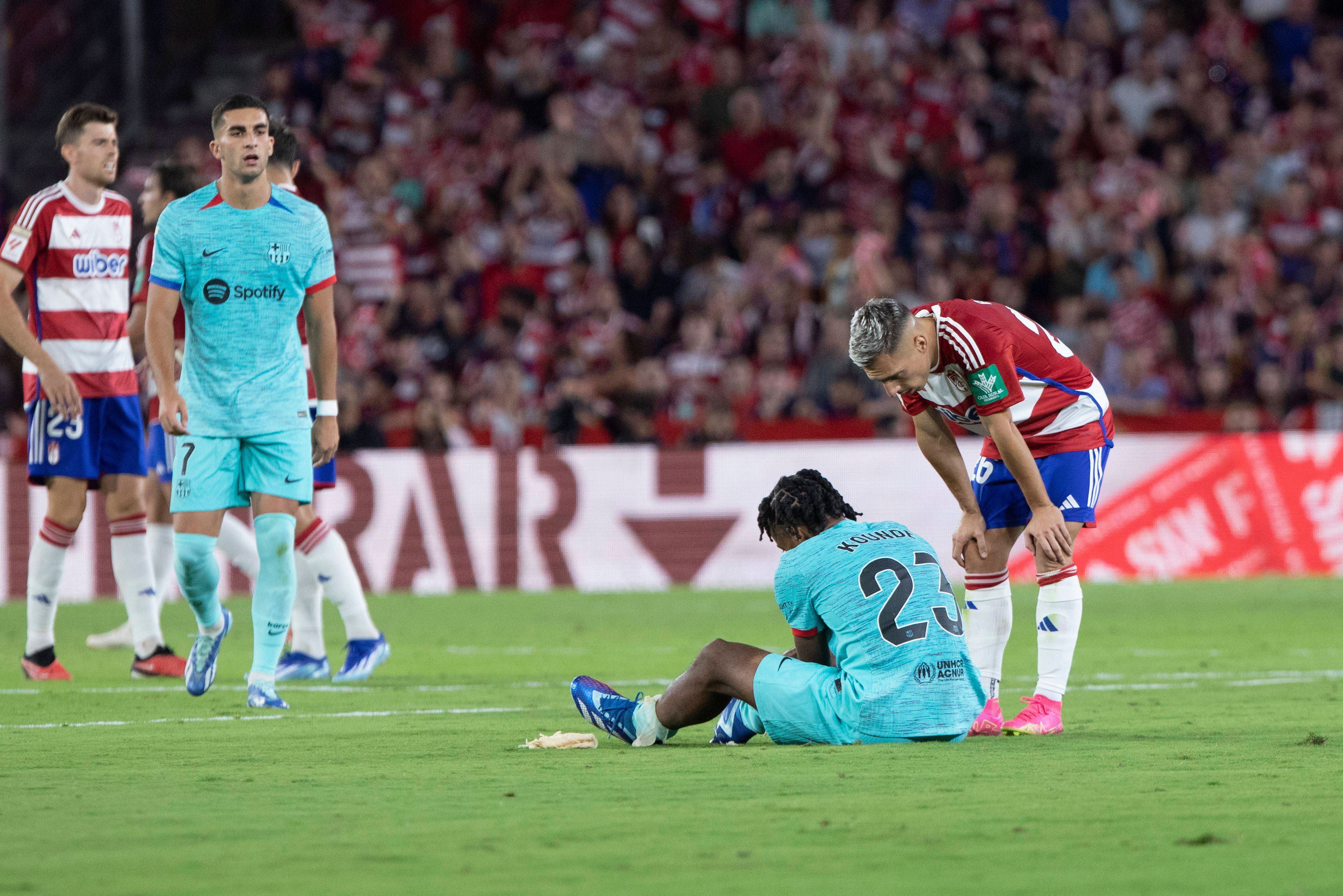  Koundé, lesionado sobre el césped en el Granada-Barcelona (FOTO: Cordón Press).