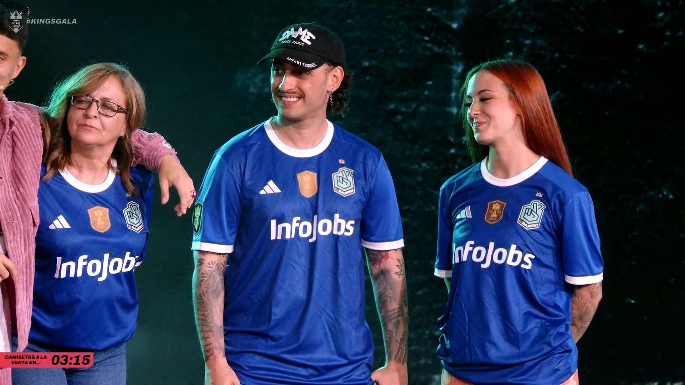  Ari Geli y la madre de Adri Contreras presenta la primera corona de El Barrio.